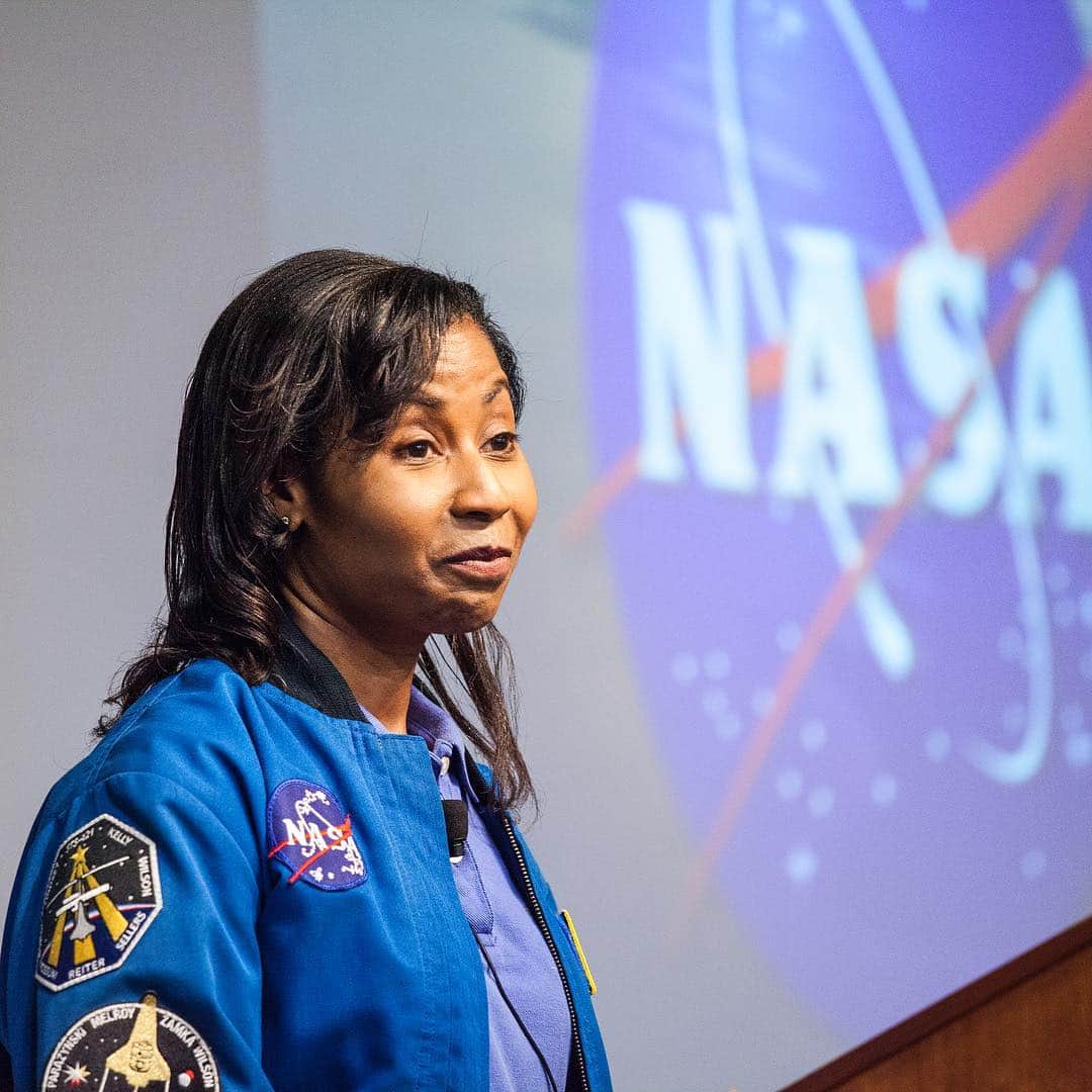3M（スリーエム）さんのインスタグラム写真 - (3M（スリーエム）Instagram)「Astronaut Stephanie Wilson and reps from @iss_casis & @nasa educate the community & 3M about research and life aboard the @iss. 🛰 The International Space Station conducts experiments in biology, biotechnology, human health, #space and physical science and technology! #CelebrateScience」4月25日 4時38分 - 3m