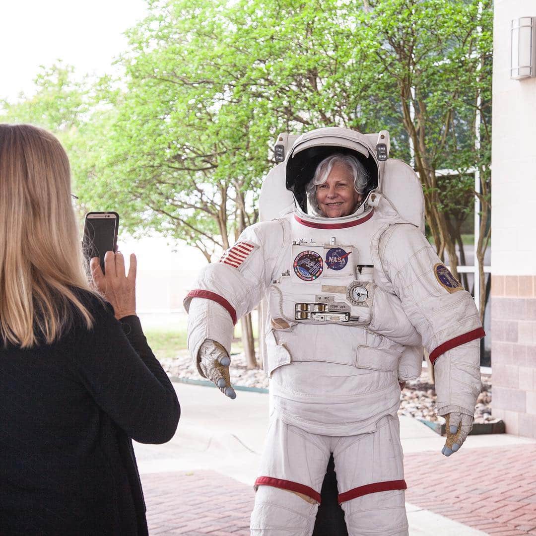 3M（スリーエム）さんのインスタグラム写真 - (3M（スリーエム）Instagram)「Astronaut Stephanie Wilson and reps from @iss_casis & @nasa educate the community & 3M about research and life aboard the @iss. 🛰 The International Space Station conducts experiments in biology, biotechnology, human health, #space and physical science and technology! #CelebrateScience」4月25日 4時38分 - 3m