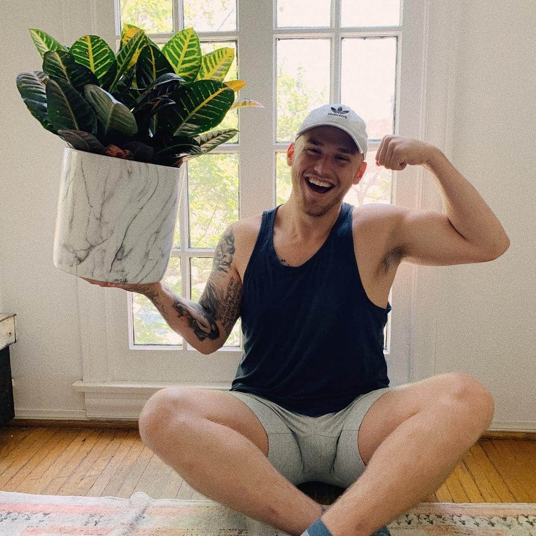 ブランドン・シェイアのインスタグラム：「Wow hella plant dad vibes bro」