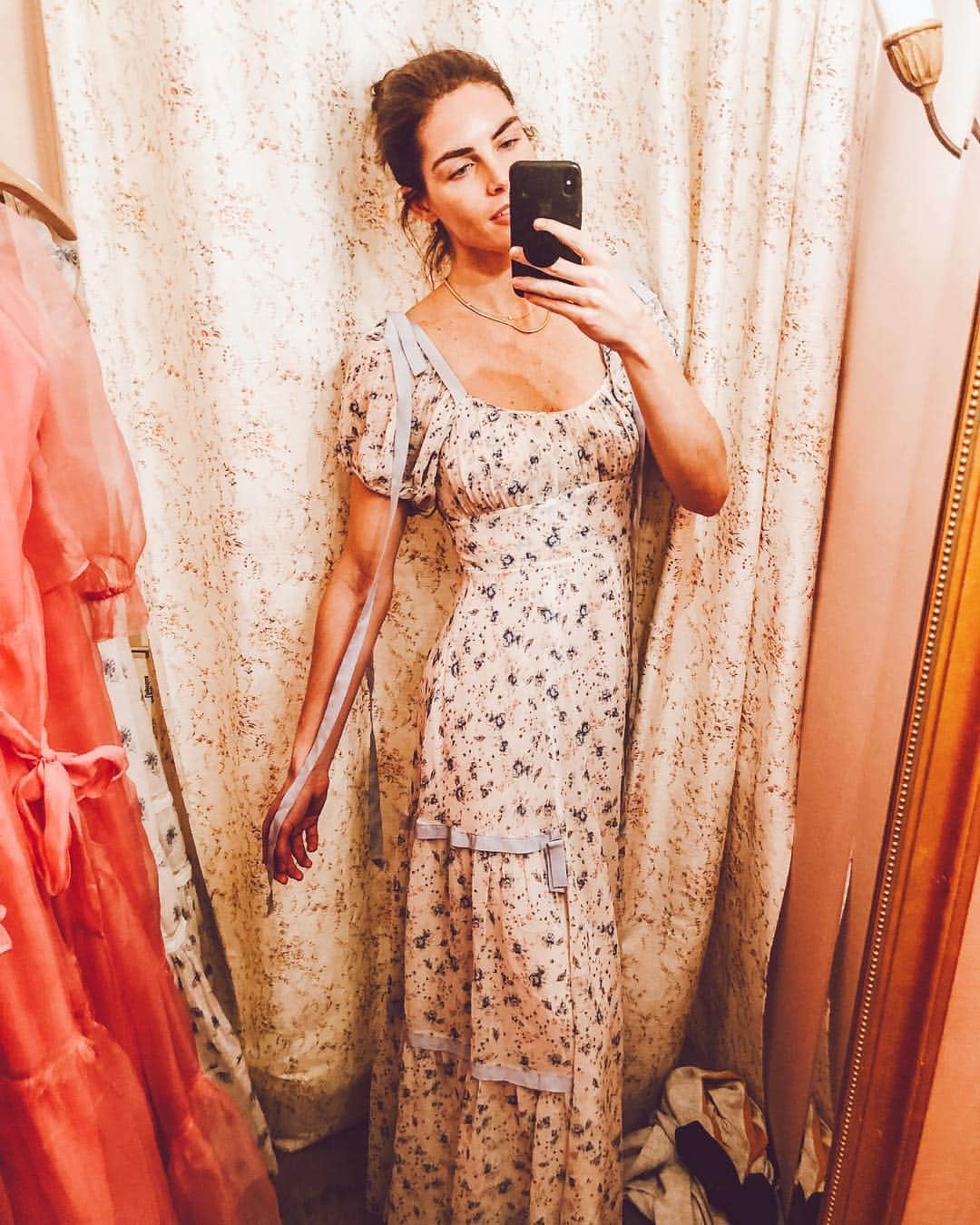 ヒラリー・ローダのインスタグラム：「Playing dress up at @loveshackfancy 💖✨」