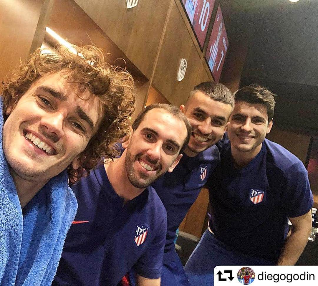 LFPさんのインスタグラム写真 - (LFPInstagram)「@diegogodin in good company with the three scorers! 😁📸⚽️⚽️⚽️ • #Godin #Griezmann #Correa #Morata #Atleti #AtletiValencia #LaLigaSantander #LaLiga」4月25日 5時18分 - laliga