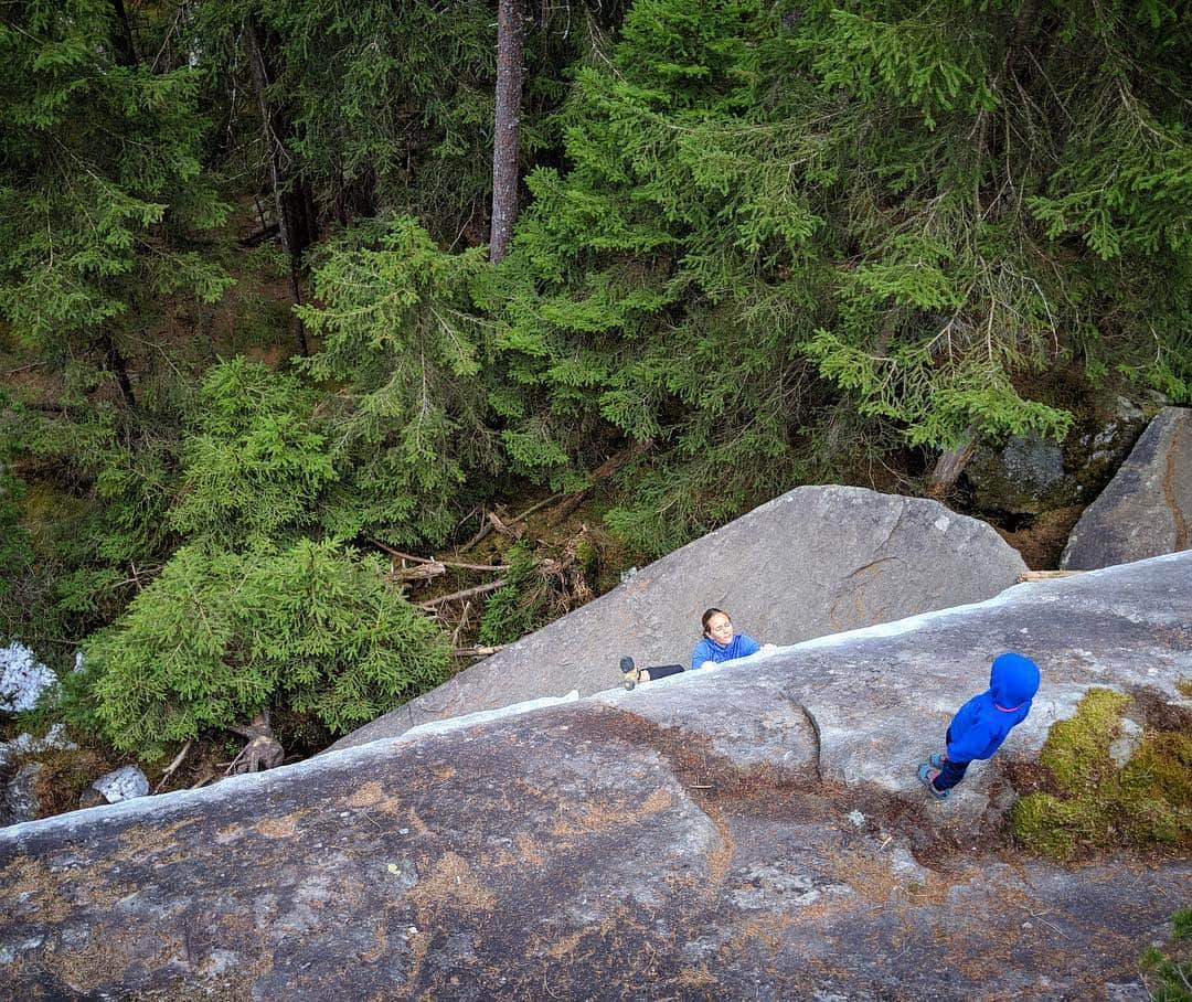 ベス・ロッデンさんのインスタグラム写真 - (ベス・ロッデンInstagram)「This picture sums up climbing pretty well. The pointlessness of laboring along a 30’ lip traverse when your four-year-old easily walked around the back. But also the good feeling when you top out and he yells “good job mom, you sended it!” Guess that’s why we all keep doing varying forms of this silly little thing we call climbing ❤️ Pretty unique boulder “U-Boat” in Magic Wood.」4月25日 5時19分 - bethrodden