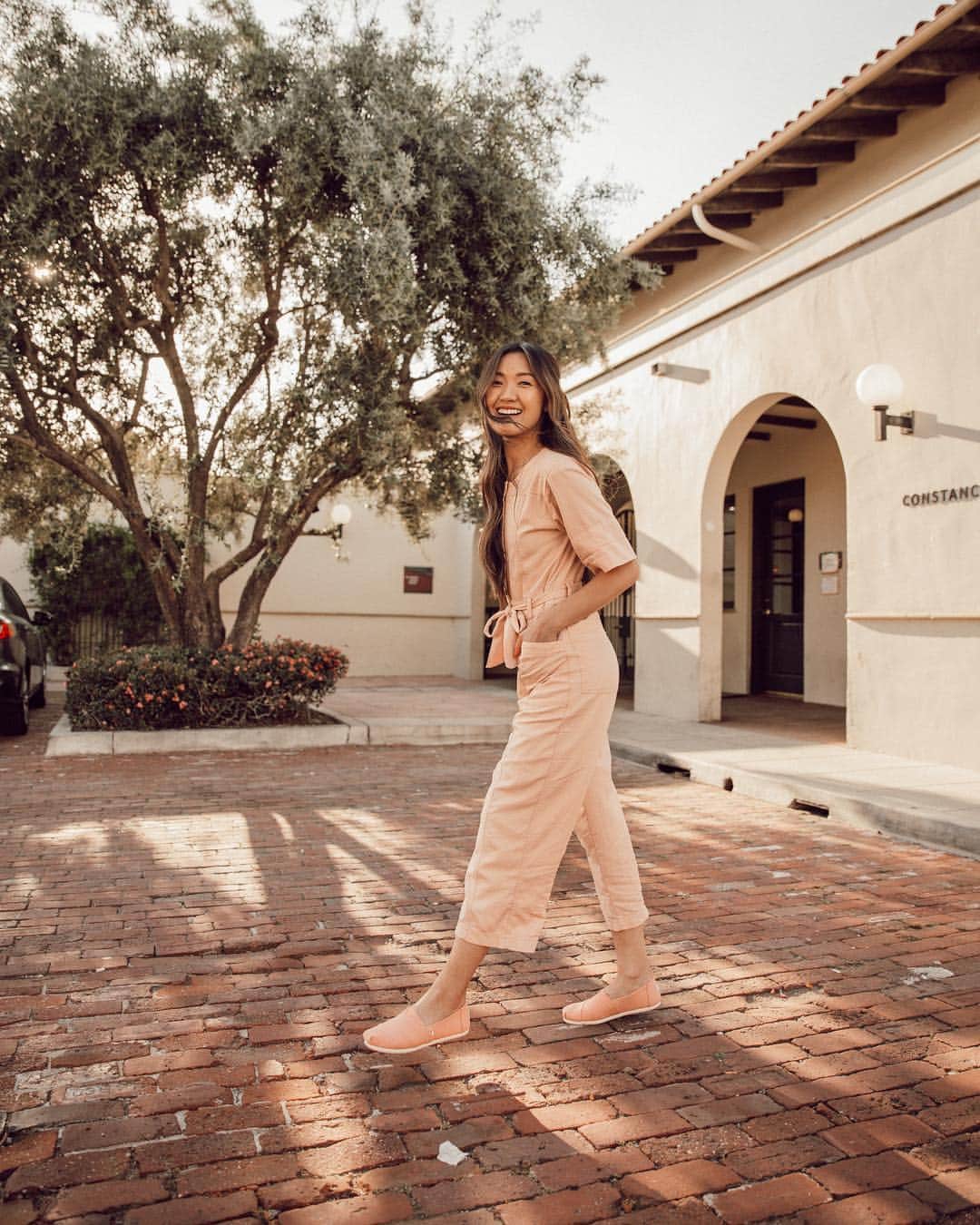 のインスタグラム：「I’m so happy to be partnering with @DSW x @TOMS to share how I #StandforTomorrow. You all know I’m a huge advocate for pet adoption. There are so many homeless pets around the world that everyone has a perfect companion already waiting for them! I hope that in the future, people are more open minded to adoption and that these animals will find their furever loving homes ❤️ I like to stop by my local animal shelter to drop off treats and give some love! What is something you like to do in your community? #MyDSW #ad」