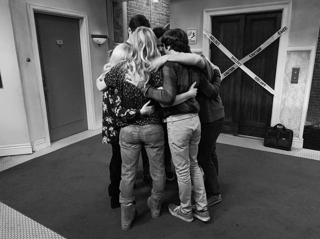 メリッサ・ラウシュのインスタグラム：「Just because I haven’t flooded my face with enough tears during/after today’s final @bigbangtheory_cbs table read...here’s a pic of our pre-show huddle last night. I was always picked last for every team as a kid, so getting to be a part of a huddle ~ let alone this particular huddle has been extra special. I‘ll forever cherish these moments with my TBBT brothers and sisters. 💕」