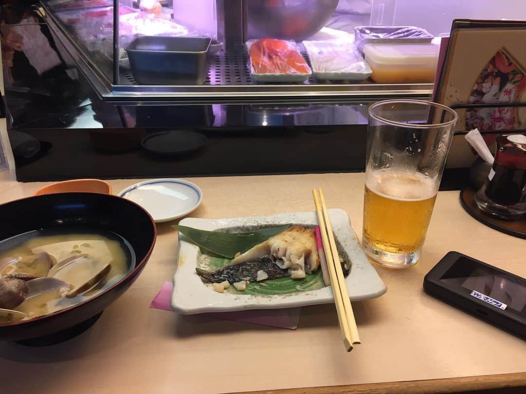 石塚啓次さんのインスタグラム写真 - (石塚啓次Instagram)「完全写真撮り忘れてもうたわ、、、なお君、チョップ君、ヤス、タネ最後の夜遅くまでありがとうございました！ 現在5:30空港出発まで3時間半寝坊しない為頑張ります！ 知り合いコーヒーでも渋谷でどうですか？ ちなみに大都会東京では朝5:30でも寿司食えます！ #大森南朋 #種市暁 #原田裕章 #淵上泰史 #西班牙 #巴塞罗那 #足球 #时尚  #스페인 #바르셀로나 #패션 #축구」4月25日 5時34分 - keijiishizuka