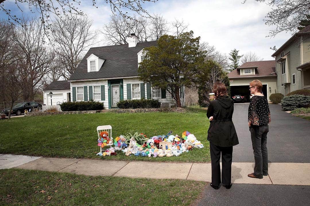 NBC Newsさんのインスタグラム写真 - (NBC NewsInstagram)「People visit a memorial outside the home of 5-year-old Andrew Freund, who was found buried in a shallow grave on Wednesday. His parents, who reported him missing last week, have been charged with murder, police say. Click the link in our bio to read more. . 📷 @olsongetty / @gettyimages」4月25日 5時51分 - nbcnews