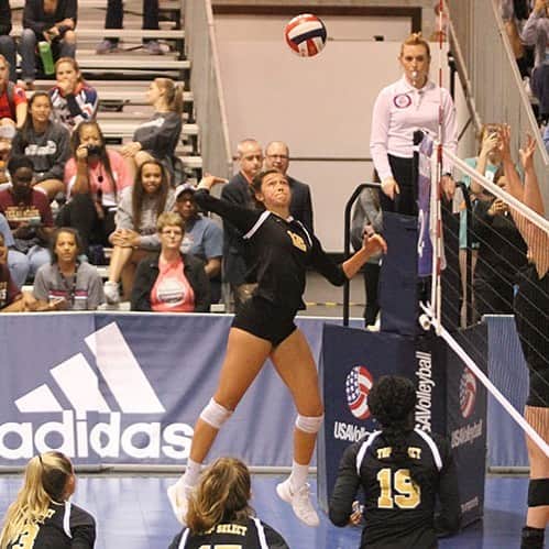 USA Volleyballさんのインスタグラム写真 - (USA VolleyballInstagram)「Dallas is set to host the USA Volleyball Girls 18s Junior National Championships April 26-28 with 280 teams vying for one of five division titles. Who are your picks to win? Read the #GJNC18 preview on www.usavolleyball.org.」4月25日 5時55分 - usavolleyball