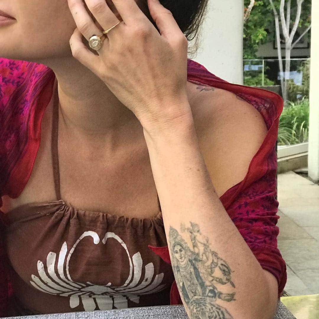 レナ・ヘディのインスタグラム：「When @silverellanyc makes you a ring like this ❤️ Thankyou ... tattoo .: magic @_dr_woo_ ⭐️」