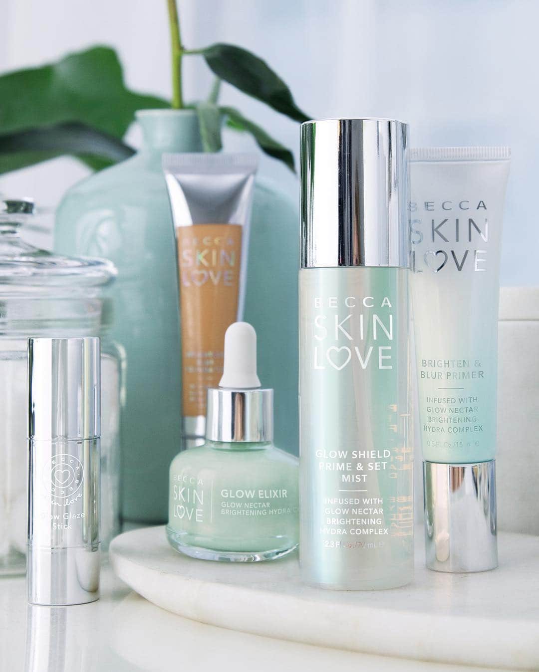 BECCAさんのインスタグラム写真 - (BECCAInstagram)「All 5 items in the #BECCASkinLove Collection are loaded with good for your ingredients to keep your skin happy and glowing🥰✨ Shop the entire collection including the NEW Brighten & Blur Primer and Glow Shield Prime & Set Mist at @Sephora」4月25日 6時01分 - beccacosmetics