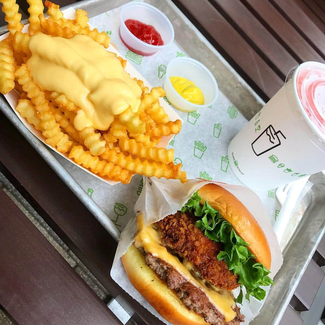 yuichi1003さんのインスタグラム写真 - (yuichi1003Instagram)「. 大阪で食べた @shakeshackjpn のハンバーガー🍔最高💪 . いつも１日通して大体50g以下の脂質しか取ってないから、身体が喜んでた！ スタバも甘いデザートも🙅‍♂️ コーヒーですらブラックonly生活😱 . ２３日ぶりの脂質は泣くほど美味かった。 . この日は天気が良かったからお外でランチ🌞 半袖で外でランチしてたのは僕と外人だけ(笑)🤣 . 一人で食べてたら目の前の席の女の子が何故か挨拶してくれて、 終始僕が食べ終わるまで笑われてた😱 そんなに泣く程美味しく食べてた僕が面白かったのか(笑)🤣 . 久しぶりのダーティーな食事は3150でした😍 . #shakeshack  #シェイクシャック  #ハンバーガー #ランチ #大阪 #阪急梅田」4月25日 6時03分 - yuichi1003