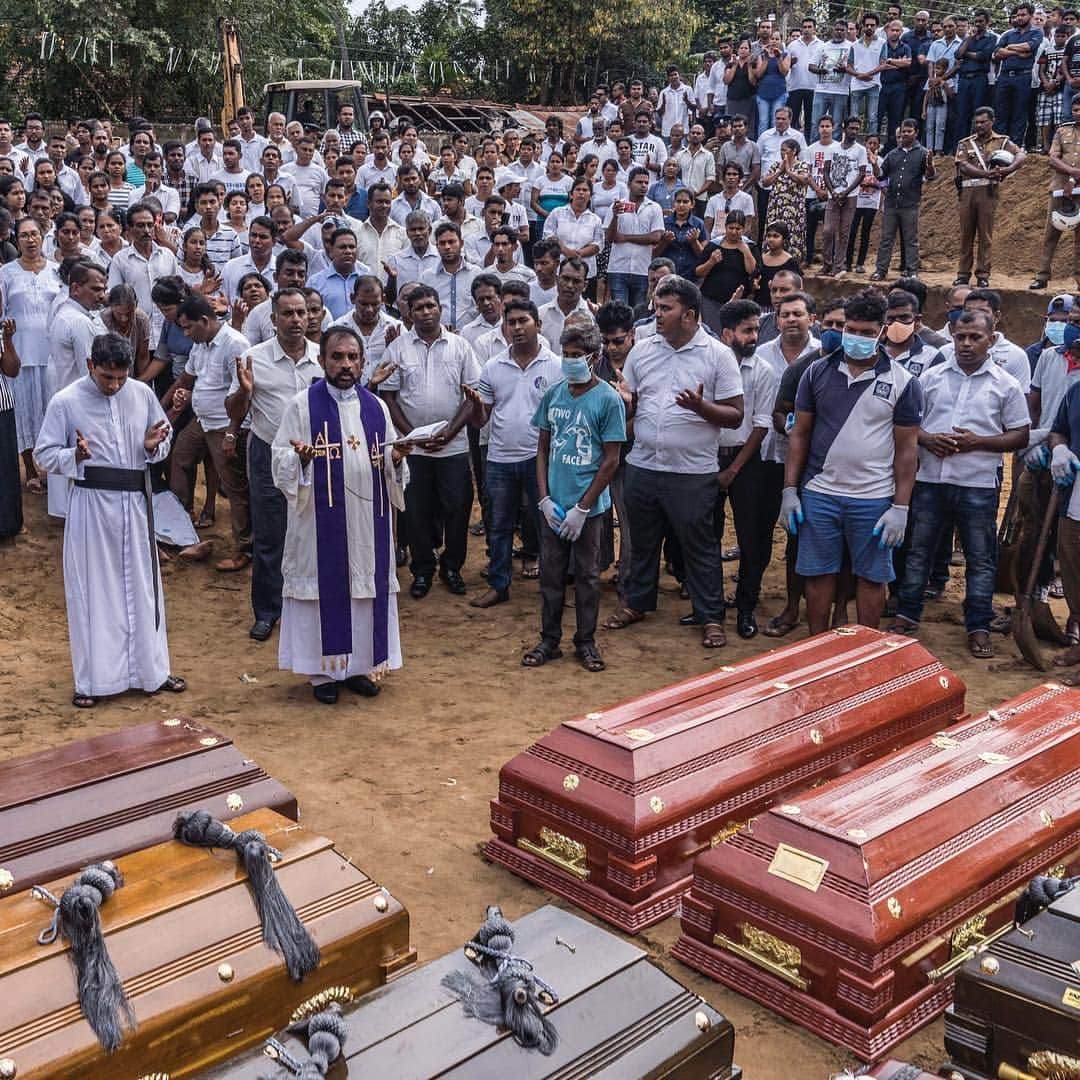 ニューヨーク・タイムズさんのインスタグラム写真 - (ニューヨーク・タイムズInstagram)「The coffins came one by one, some heavy and others unusually light. Friends lay flowers on the grave of a 7-year-old victim of the Easter Sunday bomb blasts that killed more than 350 people in Sri Lanka. Mass burials of the victims began on Tuesday. Visit the link in our profile to see more photos from @adamjdean and follow the latest updates from Sri Lanka.」4月25日 6時03分 - nytimes