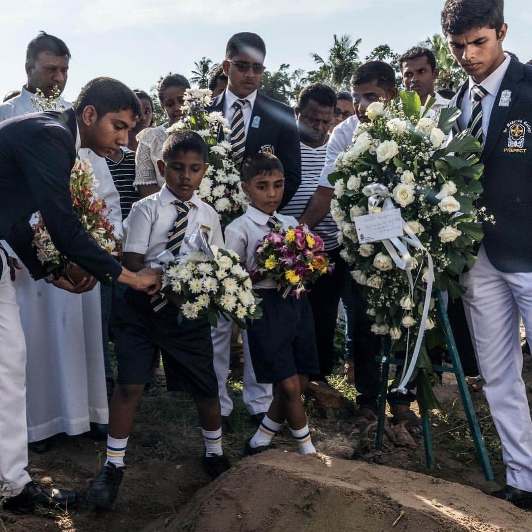 ニューヨーク・タイムズさんのインスタグラム写真 - (ニューヨーク・タイムズInstagram)「The coffins came one by one, some heavy and others unusually light. Friends lay flowers on the grave of a 7-year-old victim of the Easter Sunday bomb blasts that killed more than 350 people in Sri Lanka. Mass burials of the victims began on Tuesday. Visit the link in our profile to see more photos from @adamjdean and follow the latest updates from Sri Lanka.」4月25日 6時03分 - nytimes