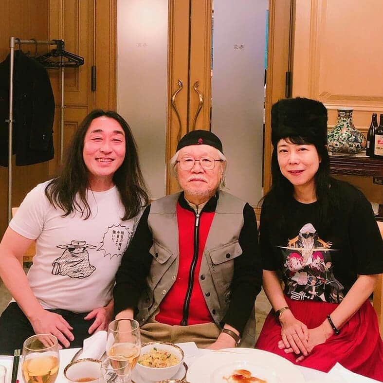 キートンのインスタグラム：「本物の松本零士先生！ 松本零士先生を囲む会にお邪魔しまして、私と鬼奴のコンビBODYのネタ銀河鉄道999を先生の前で披露… 一緒に写真を撮って頂き、直筆のサインまで！ 私と鬼奴は大感激… なぜこうなったかは、またアップします。 #松本零士 #銀河鉄道999 #メーテル #星野鉄郎 #椿鬼奴 #キートン」