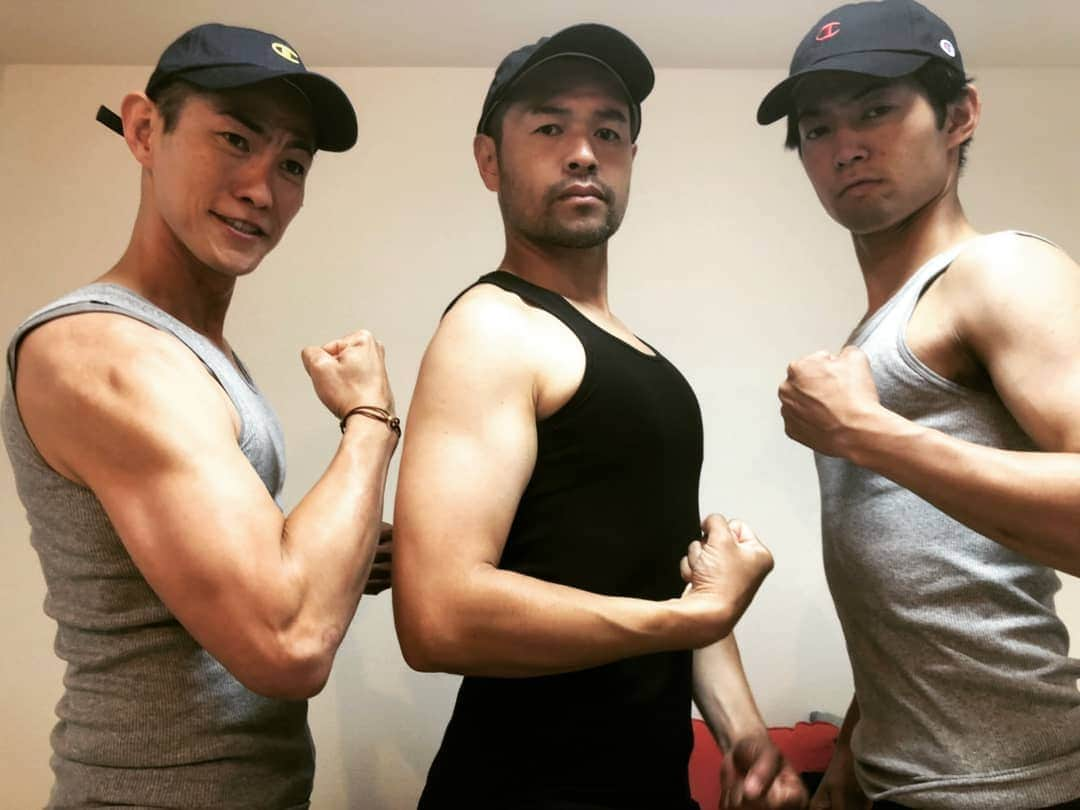 ニッチロー'さんのインスタグラム写真 - (ニッチロー'Instagram)「タンクトッパーズ💪  写メ見ながらイチャイチャする。  #タンクトップ #タンクトッパーズ #筋肉 #筋肉自慢 #ニッチロー’ #筋肉は自信無し #イチャイチャしすぎ #オネエ系男子 #ヘインズ #championjp  #champion  #CHAMPION100  #hanes」4月25日 6時11分 - nicchiro5.1