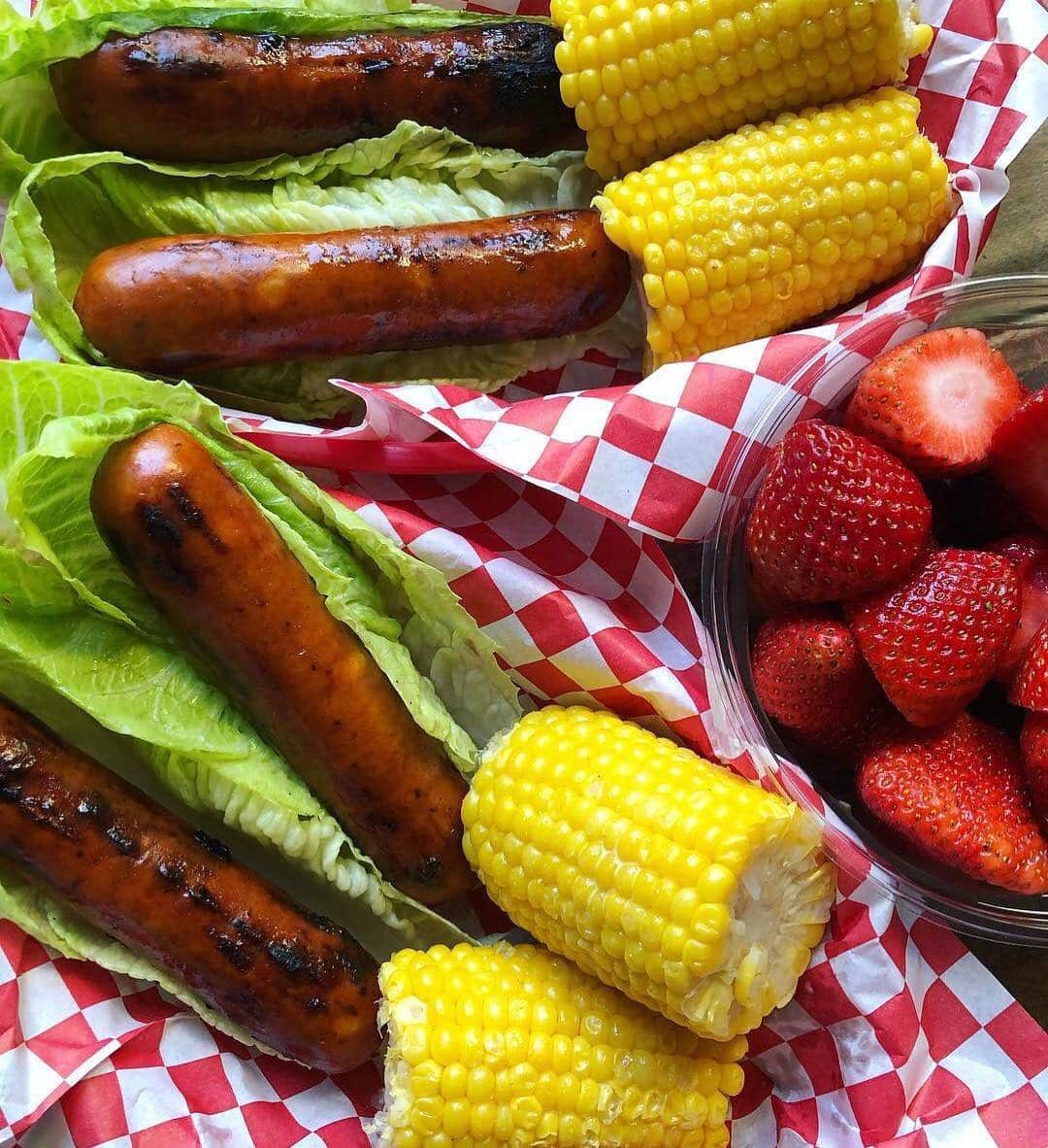 ジョンソンヴィルのインスタグラム：「A sunny day calls for colorful flavor. Thanks to @counting.kelly for serving up this beautiful picnic plate featuring #Johnsonville Chipotle & Monterey Jack Cheese #Chicken #Sausage links. Bonus for the creative lettuce wrap! More info on #JVL #chickensausage at the link in our bio. ☀️☀️☀️☀️ It is perfectly summery in #SanDiego today so I told Ian I wanted a perfectly summery dinner to match 😊☀️ We grilled johnsonville chipotle & jack chicken sausages (4sp each), made corn on the cob with spray butter and salt🌽, and grabbed pre-sliced strawbs from vons 🍓. (8sp, 414cal). I hope everyone had a great Sunday! 💕 #ww #wwambassador #mfp #caloriecounting via @counting.kelly」