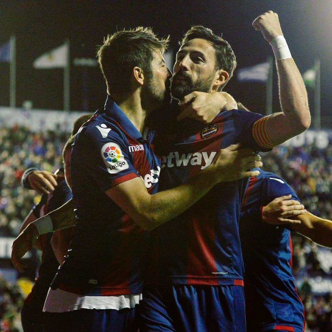 LFPさんのインスタグラム写真 - (LFPInstagram)「@levanteud ❤️ Morales! 💯 • #Levante #Morales #Coke #LaLiga #LaLigaSantander」4月25日 6時15分 - laliga