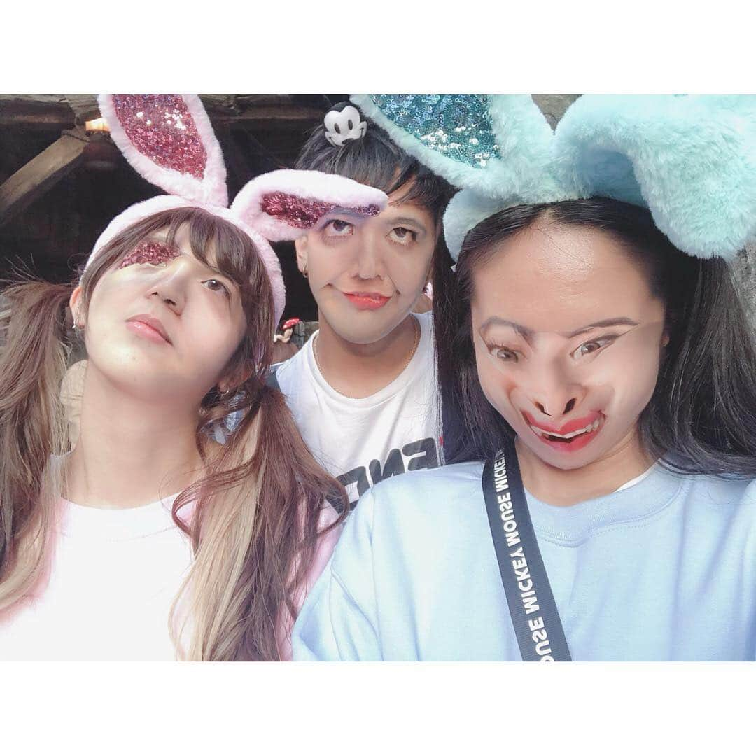 甘夏ゆずさんのインスタグラム写真 - (甘夏ゆずInstagram)「ちび二日酔いディズニー🐭💔💜 せっかくかわいいピンクうさぎなのに、この日の半目率の高さ悲しいたけ🤤笑 妹・弟・ポンの3人幸だったよ👩‍👩‍👦🌈」4月25日 17時20分 - yuzu_amanatsu