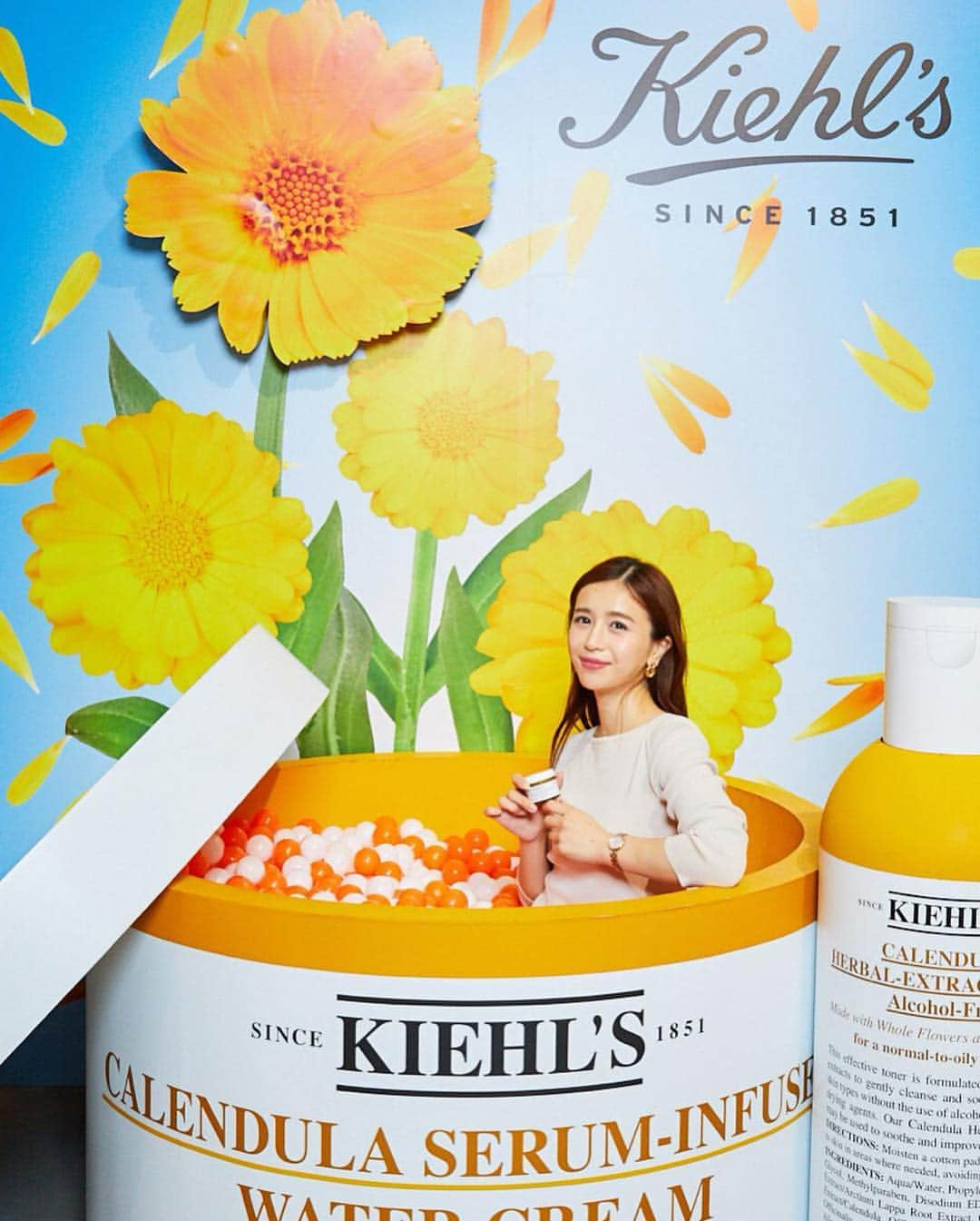 丸山悠美さんのインスタグラム写真 - (丸山悠美Instagram)「. @kiehlsjp  キールズの新製品「キールズ カレンデュラウォータークリーム」をお試ししてきました。﻿ . 香りが大好きなシリーズ！ . カレンデュラ＝マリーゴールド🌼 皮膚のトラブルに昔から使われてきた万能なハーブの一種 乾燥や日焼けによる赤みや炎症に効くそう✨ . 私は夏でもクリームは欠かせないんだけど、これはお水みたいに肌の内側にグングンとなじむような潤いを感じられてクセになる使い心地。  4月26日から発売されるそうです♡  #キールズカレンデュラトナー #すみわたる肌 #キールズカレンデュラクリーム #すみわたる肌 #kiehls #kiehlsjp #calendula #skincare #skincream #新製品 #発表会 #スキンケア#コスメ#メイク#キールズ #春コスメ#乾燥肌#肌荒れ#美容 #beauty」4月25日 17時13分 - maruyumi