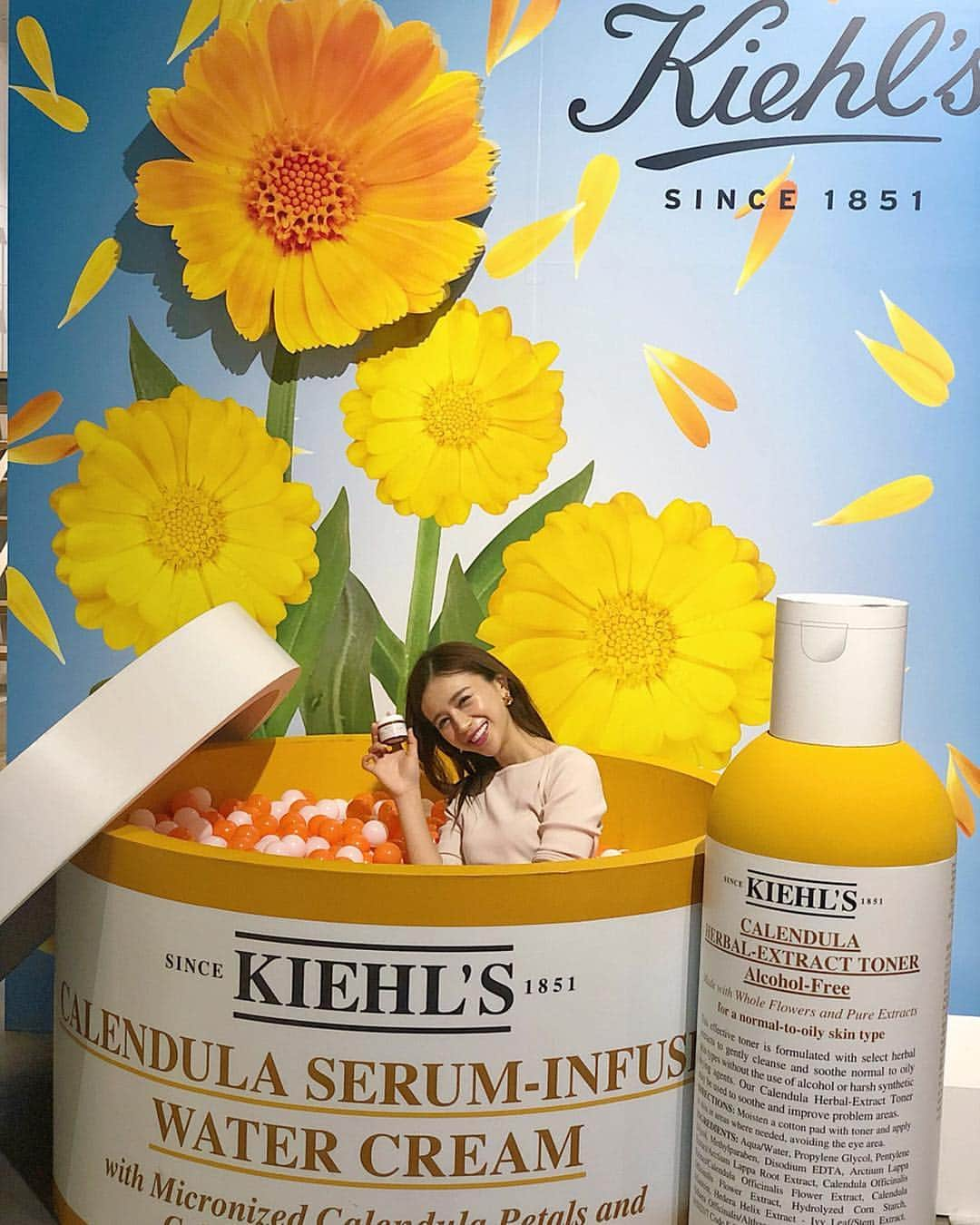 丸山悠美さんのインスタグラム写真 - (丸山悠美Instagram)「. @kiehlsjp  キールズの新製品「キールズ カレンデュラウォータークリーム」をお試ししてきました。﻿ . 香りが大好きなシリーズ！ . カレンデュラ＝マリーゴールド🌼 皮膚のトラブルに昔から使われてきた万能なハーブの一種 乾燥や日焼けによる赤みや炎症に効くそう✨ . 私は夏でもクリームは欠かせないんだけど、これはお水みたいに肌の内側にグングンとなじむような潤いを感じられてクセになる使い心地。  4月26日から発売されるそうです♡  #キールズカレンデュラトナー #すみわたる肌 #キールズカレンデュラクリーム #すみわたる肌 #kiehls #kiehlsjp #calendula #skincare #skincream #新製品 #発表会 #スキンケア#コスメ#メイク#キールズ #春コスメ#乾燥肌#肌荒れ#美容 #beauty」4月25日 17時13分 - maruyumi