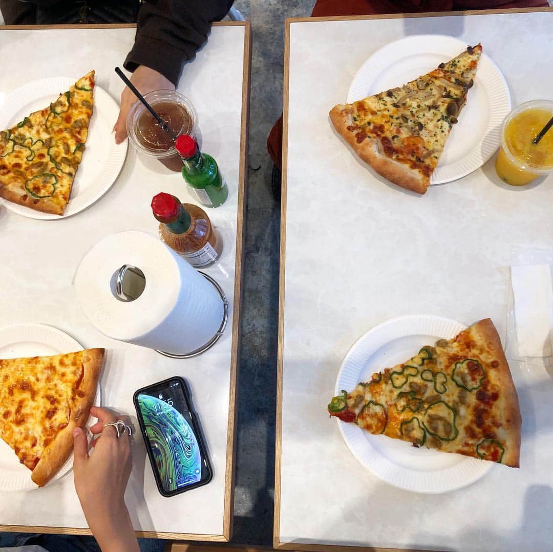 ungrid_yurieさんのインスタグラム写真 - (ungrid_yurieInstagram)「. ずっとずっと行きたかったピザ屋さん🍕 最後だからって今週は 何かとみんなでランチできて嬉しい🥳 1枚のボリューム満点で 美味しくってお腹いっぱい！ 全種類食べたい🍕❤️ もっと早くから行っておけばよかったー😂 #pizza#lunch#tokyo」4月25日 17時17分 - chiku_y34