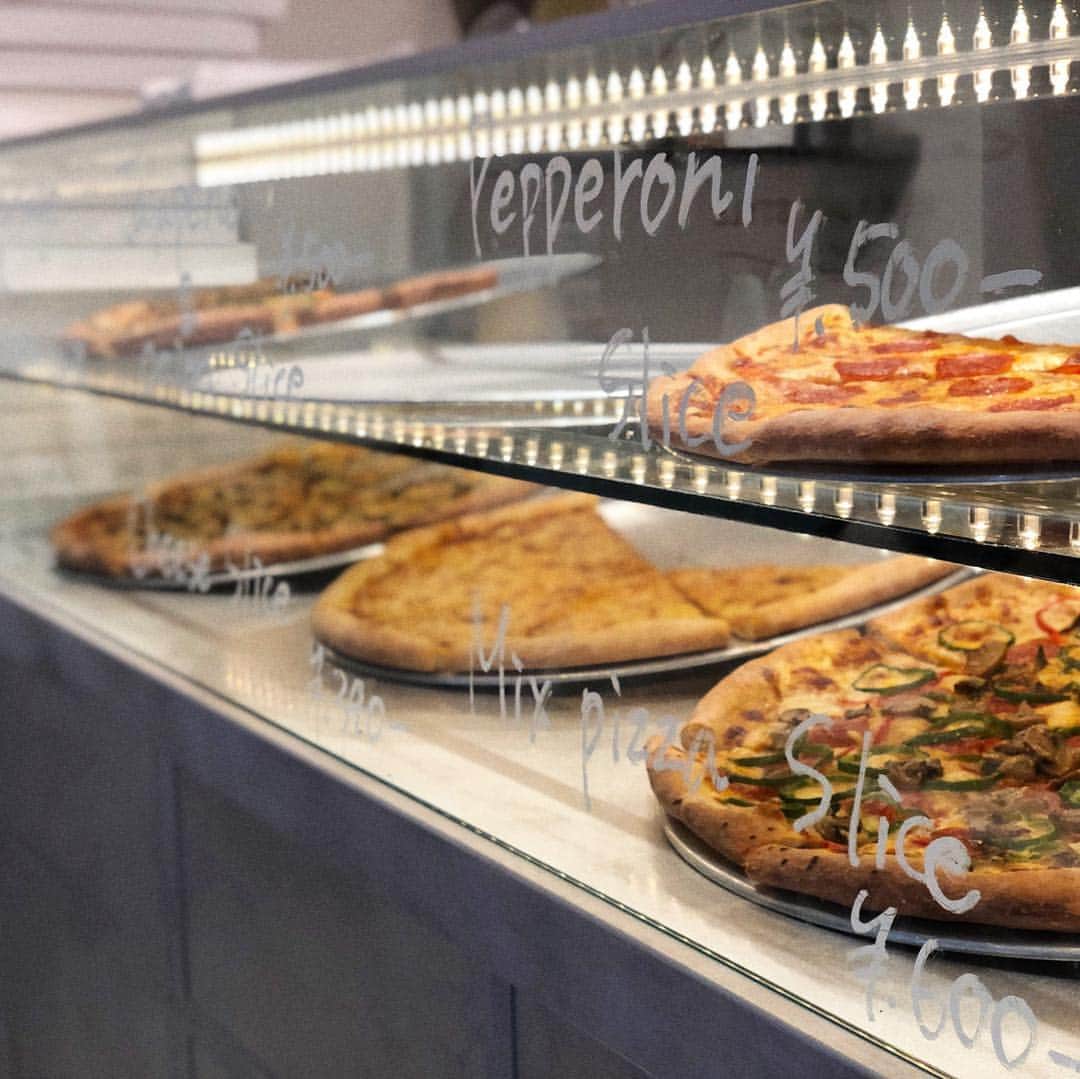ungrid_yurieさんのインスタグラム写真 - (ungrid_yurieInstagram)「. ずっとずっと行きたかったピザ屋さん🍕 最後だからって今週は 何かとみんなでランチできて嬉しい🥳 1枚のボリューム満点で 美味しくってお腹いっぱい！ 全種類食べたい🍕❤️ もっと早くから行っておけばよかったー😂 #pizza#lunch#tokyo」4月25日 17時17分 - chiku_y34