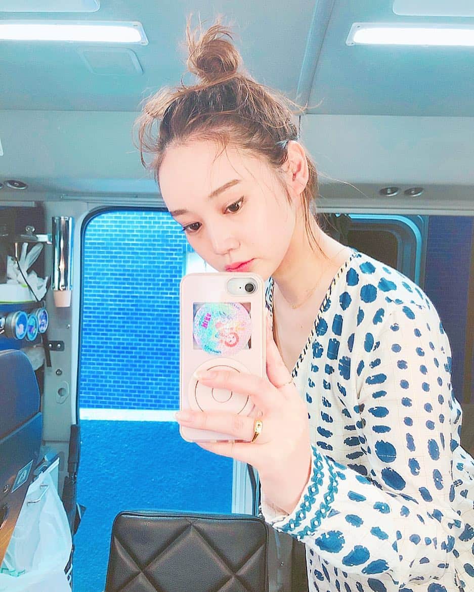 西本早希のインスタグラム：「・ 楽しい撮影だった 🥰 メイクさんが塗ってくれた 青みピンクのリップ と ひっさしぶりのお団子ヘア 新鮮っ 💋」