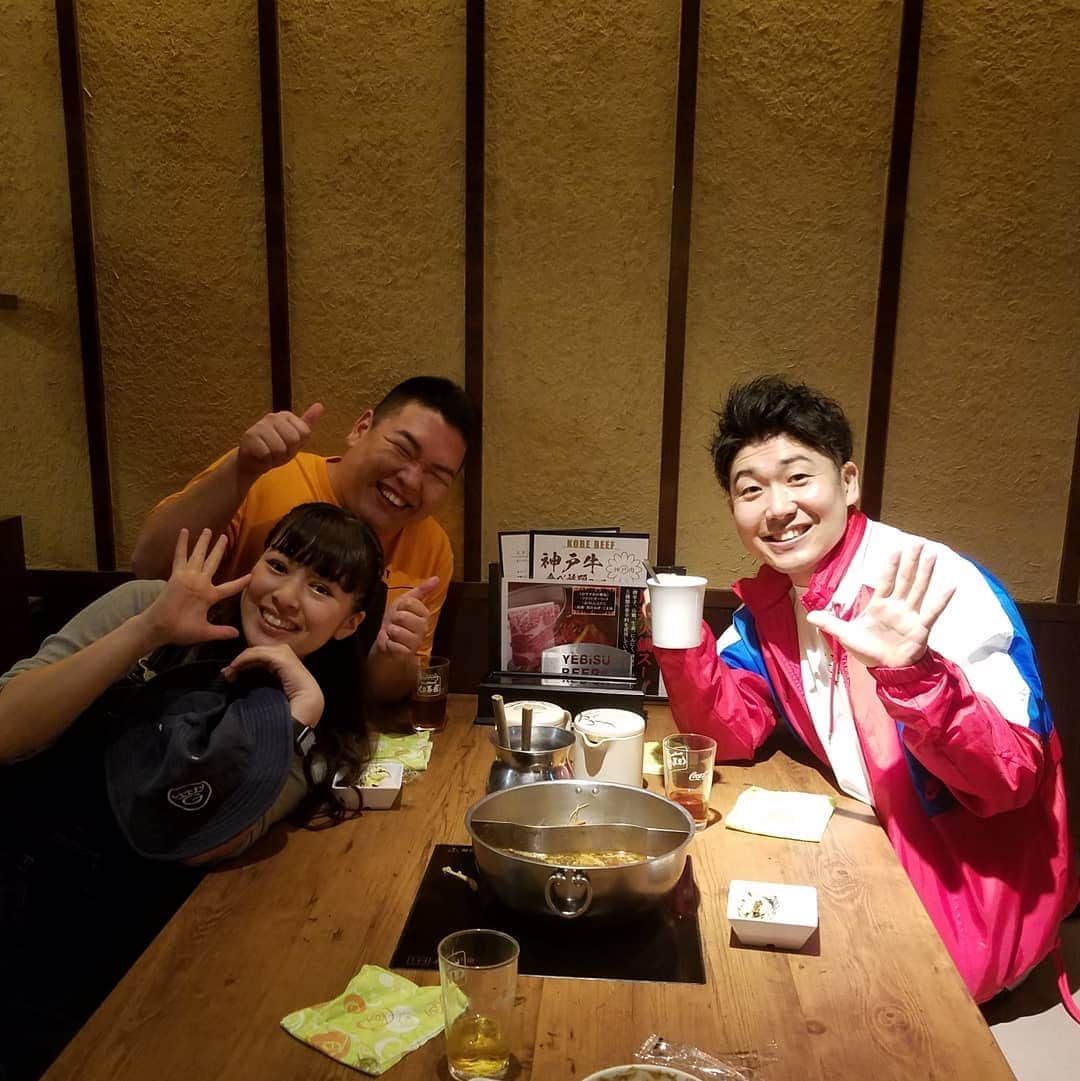 レイチェルのインスタグラム：「今週はNGKにて、川畑さん座長週に出演させていただいておりますよ！  そして、出番が一緒の若人達とランチに来ましたよ！  野下敏規くんと小林ゆうちゃん。  なんか11歳下&15歳下の子達と写るとあって、僕だけスポットライトを独り占めしてる感否めない写真になってましたよ！  はぁずぅかぁしぃーーー！！！！！😆😆😆😆💨💨💨💨💨✨✨✨✨✨🎶🎶🎶🎶🎶」