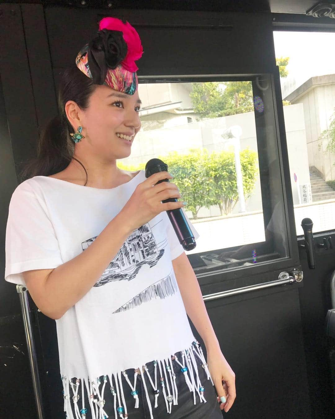 レイヤマダさんのインスタグラム写真 - (レイヤマダInstagram)「バスライブ前のリハーサル🚍 当日の渋滞具合を察知しながら、どの街に差し掛かった時にどの曲を歌うーとか、緻密な打ち合わせ！🤔 揺れるので機材系は全部バスの床にネジで打ち込んで🔩異色なリハーサルでした〜！ #livebus #buslive #ライブバス #バスライブ #バス #bus #レイヤマダ #rayyamada #僕らの街渋谷 #渋谷 #原宿 #表参道 #新宿 #リハーサル #rehearsal」4月25日 15時54分 - rayyamada_dayo