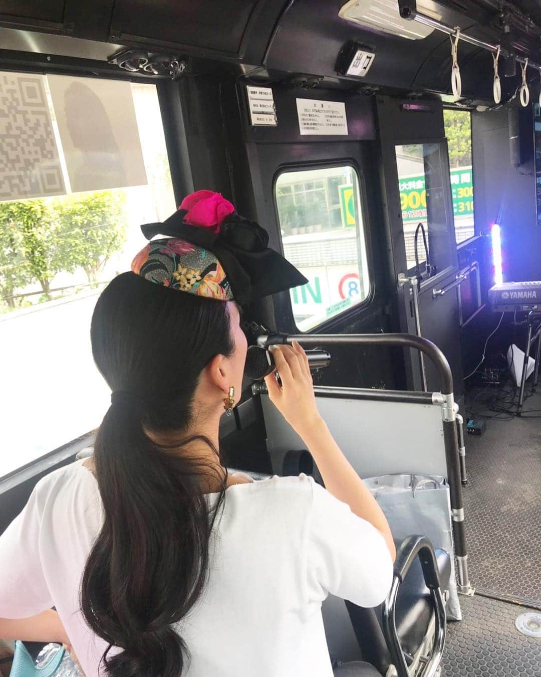 レイヤマダさんのインスタグラム写真 - (レイヤマダInstagram)「バスライブ前のリハーサル🚍 当日の渋滞具合を察知しながら、どの街に差し掛かった時にどの曲を歌うーとか、緻密な打ち合わせ！🤔 揺れるので機材系は全部バスの床にネジで打ち込んで🔩異色なリハーサルでした〜！ #livebus #buslive #ライブバス #バスライブ #バス #bus #レイヤマダ #rayyamada #僕らの街渋谷 #渋谷 #原宿 #表参道 #新宿 #リハーサル #rehearsal」4月25日 15時54分 - rayyamada_dayo