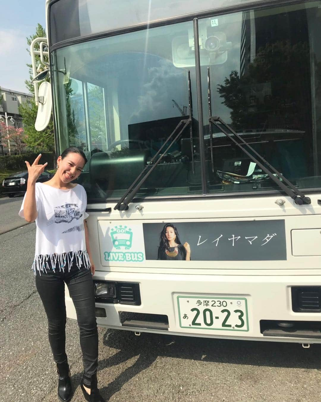 レイヤマダさんのインスタグラム写真 - (レイヤマダInstagram)「バスライブ前のリハーサル🚍 当日の渋滞具合を察知しながら、どの街に差し掛かった時にどの曲を歌うーとか、緻密な打ち合わせ！🤔 揺れるので機材系は全部バスの床にネジで打ち込んで🔩異色なリハーサルでした〜！ #livebus #buslive #ライブバス #バスライブ #バス #bus #レイヤマダ #rayyamada #僕らの街渋谷 #渋谷 #原宿 #表参道 #新宿 #リハーサル #rehearsal」4月25日 15時54分 - rayyamada_dayo