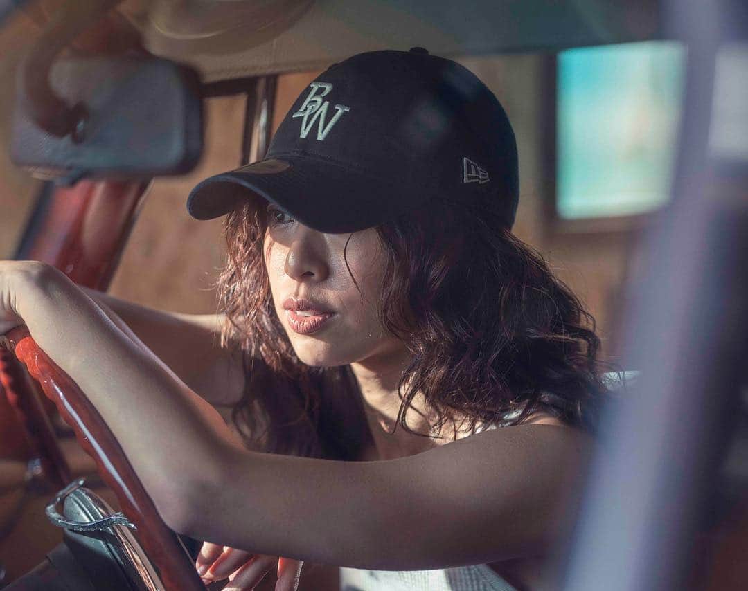 のインスタグラム：「皆が被れる #NEWERA 🧢 明日26日 @bayflow_inc のweb(10時〜) &店舗で発売します！  無類のキャップ好きの私😎🧢 皆が被れるキャップを創りたい！そんな想いから @newerajapan にラブコールを送り続けて実現した @bayflow_inc とのトリプルコラボ！ ついに明日発売になります！  このネイビーはマスト！😆」