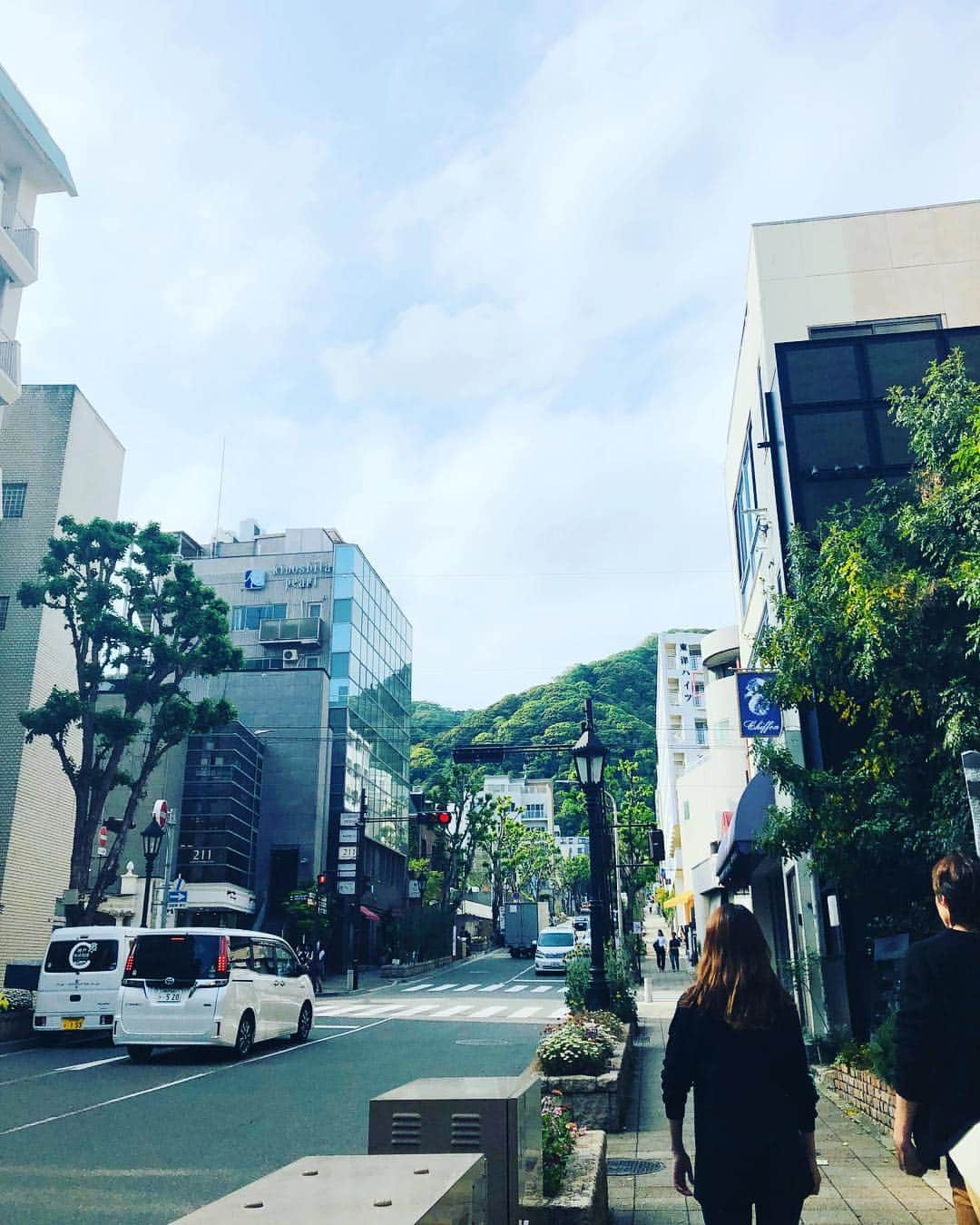 原日出子さんのインスタグラム写真 - (原日出子Instagram)「神戸への移動日🚃 次の仕事の台本が追いかけて来ていたので まずはホテルで熟読💦 みんなは 観光に出かけたのかな〜〜 お天気が良くなってきたので 北野をぶらぶらとお散歩して 趣のある喫茶店で ひと休み💖 残りあと3公演‼️ ファイトです✨ #神戸 #北野 #キッシュセット #芝居の旅 #北野坂にしむら珈琲店」4月25日 15時57分 - hara_hideko