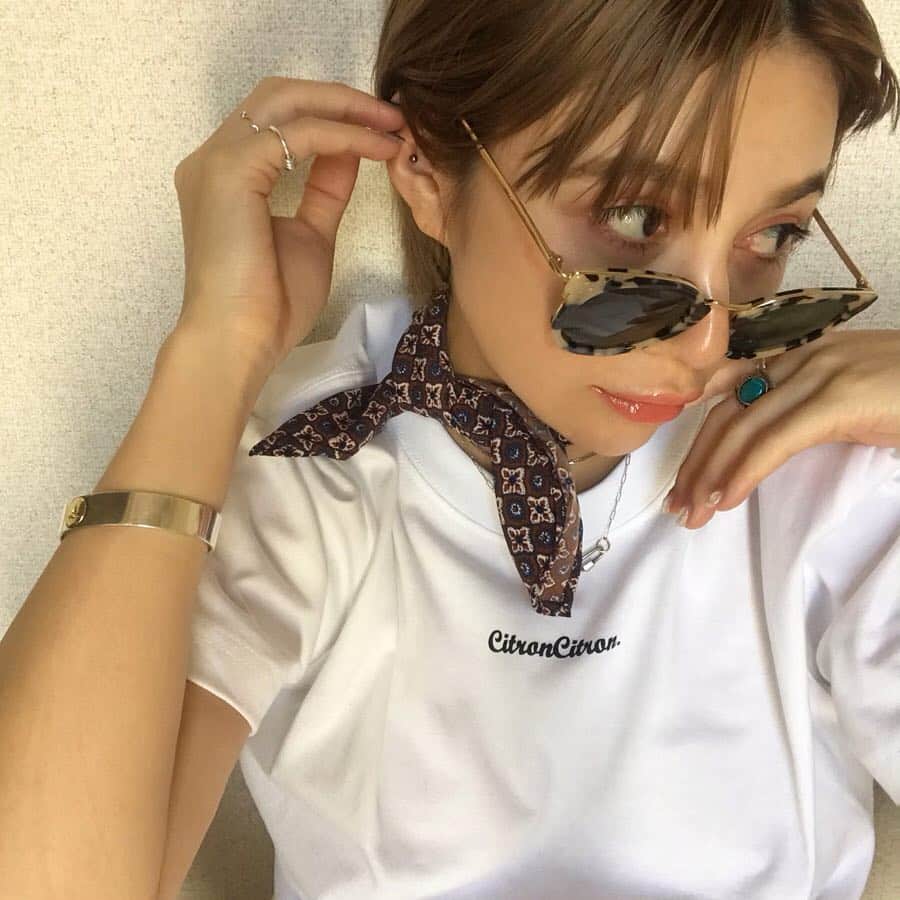 のインスタグラム：「🌞🌞🌞 #fashion #ootd #outfit #code #coordinate #SLOBEcitron #SLOBEIENA #マタニティコーデ #妊婦コーデ #35w #プレママ #妊婦 #妊娠9ヶ月 #初マタ #妊娠35週 #152せんちこーで @slobecitron ・ ・ ・ 今日は夏だねー😆‼️ ・ なぜか花粉復活したみたいで 裸眼生活再開💦 久しぶりにTシャツ一枚で過ごせた〜✨ ・ オンラインストア限定のブランド 『SLOBEcitron.』が 4/19～5/6の期間限定で 福岡パルコ店のSLOBEIENA内で POP UPを行うんだって〜😋 ・ このTシャツとスカーフも ここのブランドのものだよ(´∀｀)💡 ・ マンネリになりがちな Tシャツコーデがスカーフで解消😍✌️ ・ 今日はいつもお世話になってる （@mani.mint_kogao）さんに 行ってしっかり小顔矯正もできた👧♬ ・ 担当はもちろんあずまさんっっ✨ 最近さらにごりっごりに固まってた首や 浮腫みまくってた顔面を 復活させてもらいました👏😂💛」