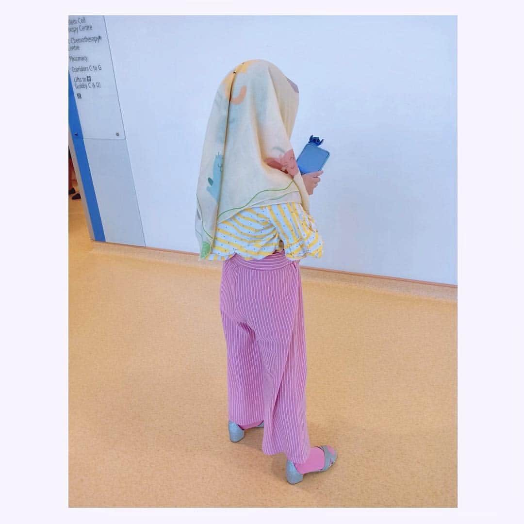 Ivan Gunawanさんのインスタグラム写真 - (Ivan GunawanInstagram)「Posted @withrepost • @denadaindonesia Waktu itu.. “Ibu, Shakira hari ini chemo mau pake kerudung.” Ok sayang 💙. Kerudung dan baju atasan Shakira by: @minime.kidz.  Terimakasih Om Diva sayang @ivan_gunawan dan Aunty @itsrossa910 🤗🤗🤗」4月25日 16時06分 - ivan_gunawan