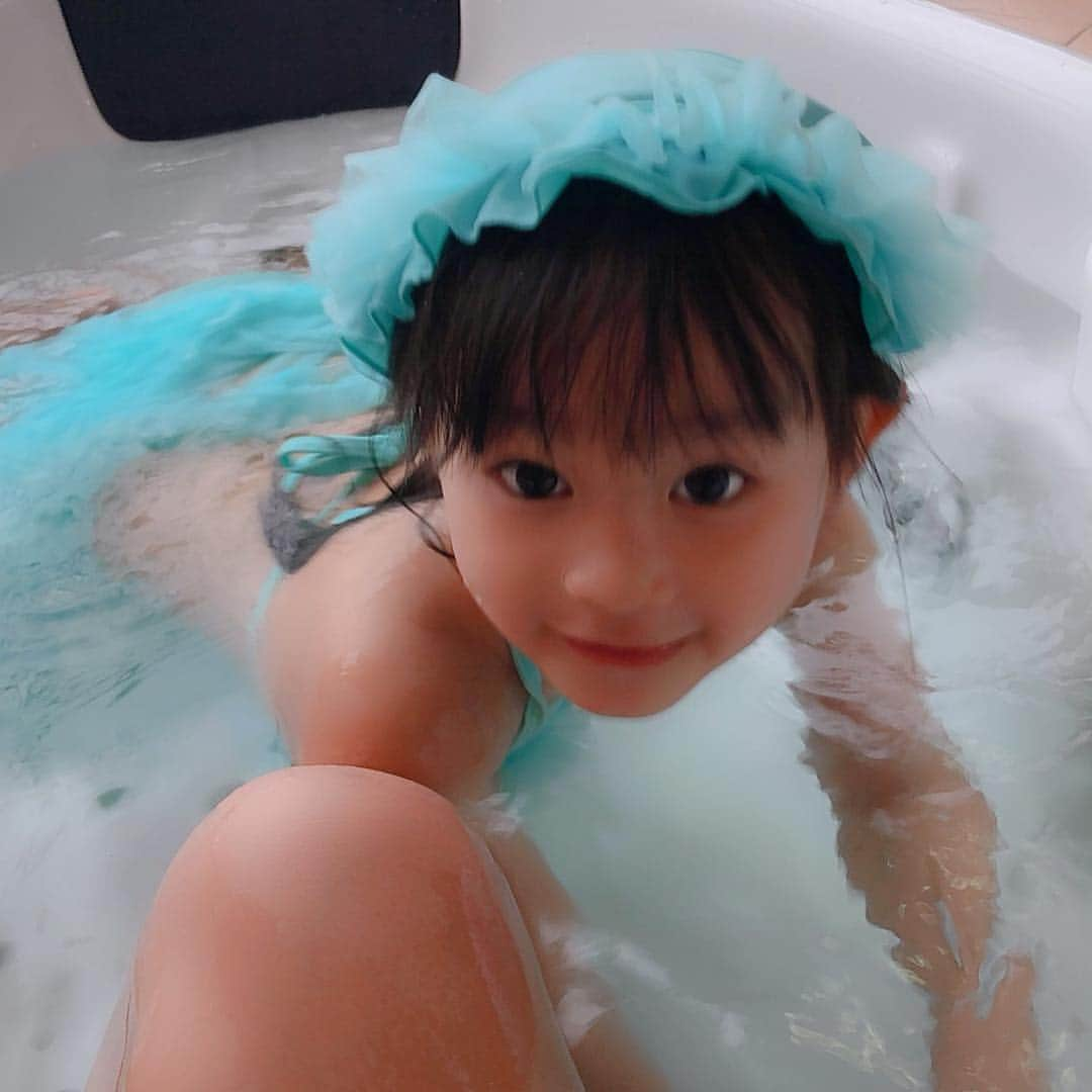 堀えりかさんのインスタグラム写真 - (堀えりかInstagram)「今日は姪っ子ちゃんの授業参観に行ってきたよ👩‍🏫❤️ . .  #沖縄 #海 #ビーチ #家族旅行 #沖縄旅行 #家族 #姪っ子 #お出かけ #お泊り #ホテル #ジャグジー #水着 #ビキニ #モノキニ #子供ビキニ #フリフリ #可愛い #6歳女の子 #水遊び」4月25日 16時07分 - xerikax143