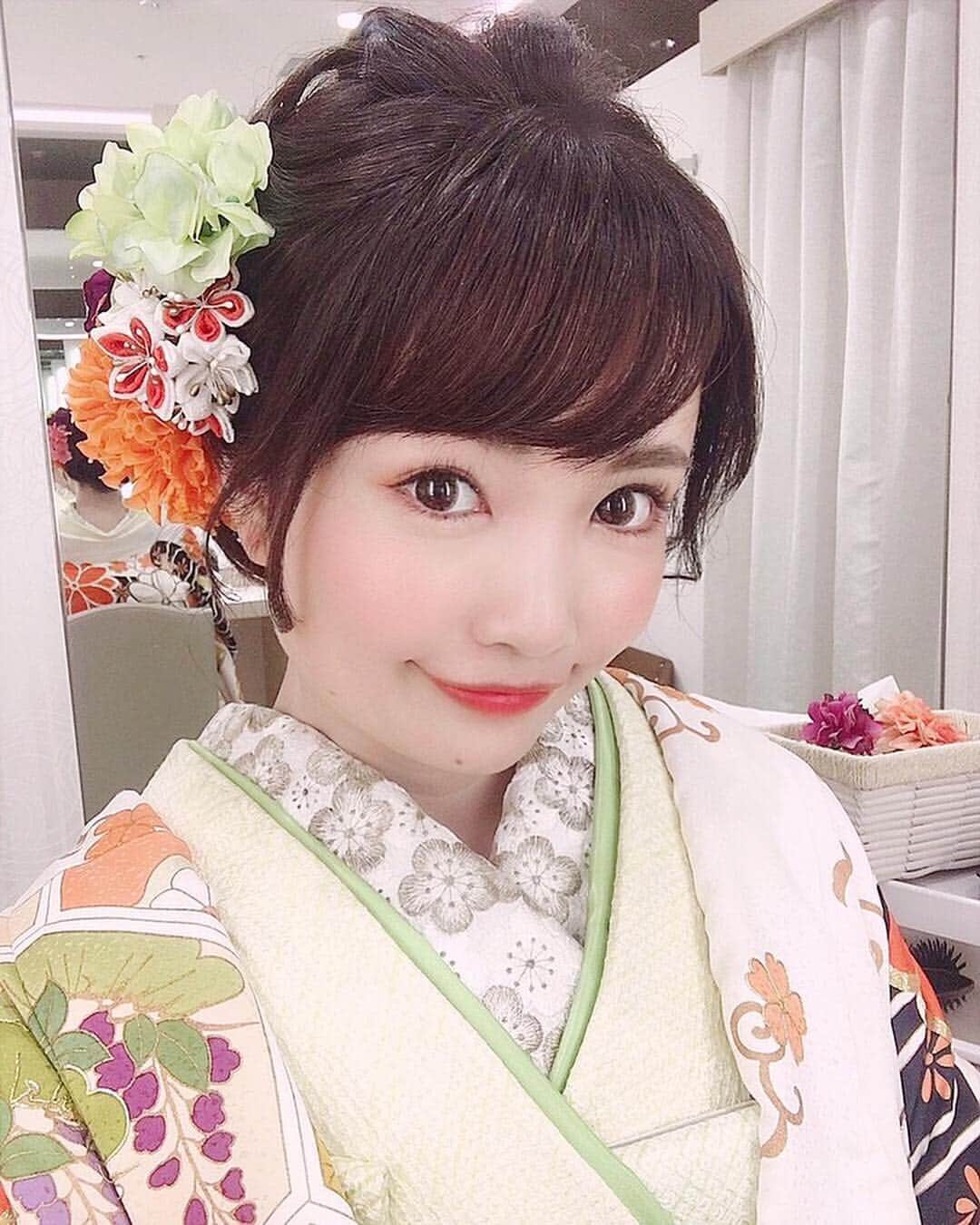 浅井麻里さんのインスタグラム写真 - (浅井麻里Instagram)「👘✨﻿ ﻿ 今日も夜遅くまでお仕事！💪﻿ ﻿ ﻿ ウェディングモデルのとき着せていただいた﻿ 色打掛👘💕﻿ 珍しく、打掛の中のお着物が淡い黄緑色💚﻿ 春らしくて素敵だった✨﻿ ﻿ ﻿ #着物#和装#和服#色打掛#色打ち掛け#ウェディングモデル#ブライダルモデル#ビジョビ#着物ヘアメイク#ガールズプレス#kimono#wedding_mari」4月25日 16時07分 - mari_asai_625