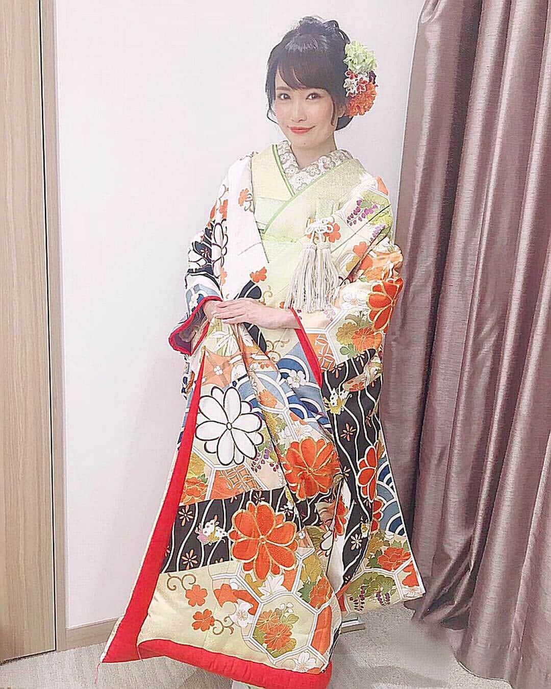 浅井麻里さんのインスタグラム写真 - (浅井麻里Instagram)「👘✨﻿ ﻿ 今日も夜遅くまでお仕事！💪﻿ ﻿ ﻿ ウェディングモデルのとき着せていただいた﻿ 色打掛👘💕﻿ 珍しく、打掛の中のお着物が淡い黄緑色💚﻿ 春らしくて素敵だった✨﻿ ﻿ ﻿ #着物#和装#和服#色打掛#色打ち掛け#ウェディングモデル#ブライダルモデル#ビジョビ#着物ヘアメイク#ガールズプレス#kimono#wedding_mari」4月25日 16時07分 - mari_asai_625