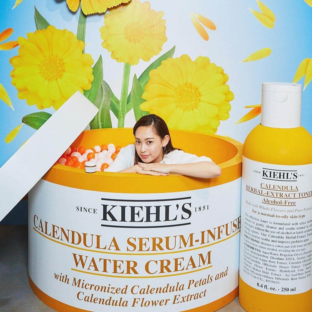 白石明美さんのインスタグラム写真 - (白石明美Instagram)「#kiehls  キールズの新製品#キールズカレンデュラクリーム  のイベントへ 行ってきました 🍃🌼 . カレンデュラはハーブの一種で、殺菌作用や消炎作用があるの！ほんまに乾燥肌で年がら年中悩むんやけど、このクリームつけてみたら、すぐに浸透してるのがわかるほどでつけ心地もよくて、サラッサラになる！！✨ ずっと、「え、すごい！」しか言ってませんでした🤭 . 明日26日から発売されるみたいなので チェックしてみて下さいー！！💕 . . #キールズカレンデュラクリーム #すみわたる肌 #スキンケア」4月25日 16時09分 - abyakemi