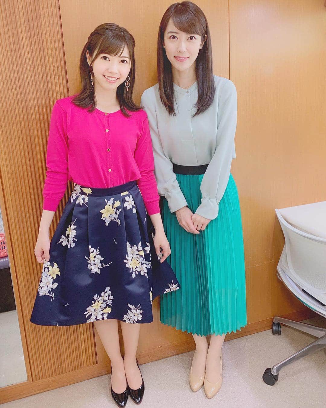 川又智菜美のインスタグラム：「はやドキ💜﻿ ﻿ 私にとっては平成最後の﻿ はやドキ！オンエアでした😮﻿ ﻿ もう少しで終わっちゃいますね〜💦﻿ 平成生まれとしてはちょっと寂しいです…😣﻿ ﻿ #4月25日 #平成最後の木曜日﻿ #tbs #はやドキ #アナウンサー #上野愛奈 さん﻿ #衣装 #ビビットピンク #花柄スカート #セントフォース #川又智菜美」