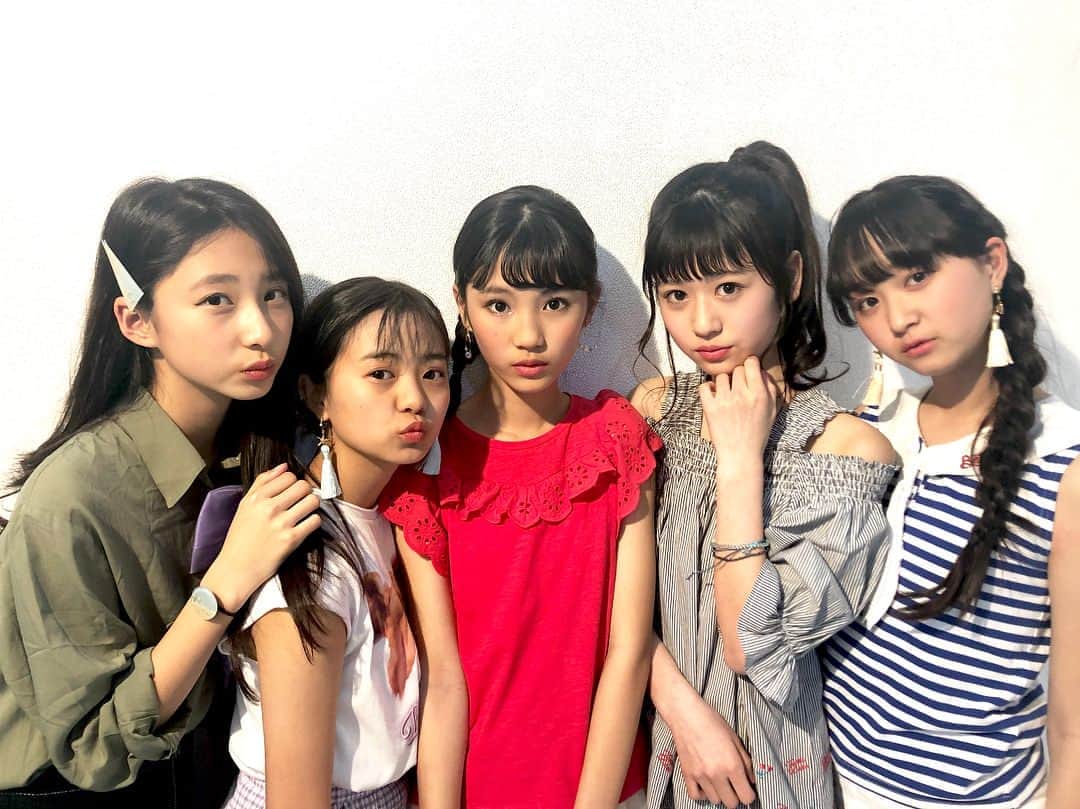 ニコ☆プチのインスタグラム：「✔︎💎 毎年大好評のルココネ ×スー読コラボアクセが完成したよ~~♡゛ 大人リゾートが今年のテーマ...🏝☀️ 夏っぽいデザインがかわいすぎ🤤♡ 『プチ☆コレ9』のルココネブースでも販売するよ☺︎ ⁑ ⁑ 当日ルココネブースで税別3000円以上お買い物してくれたコに、スー読との撮影会チケット整理券を配布🎟✴︎ 先着15名との超レアだから当日は急いでね~~💨 撮影会は13:00〜ルココネブースにて🧚‍♀️🧚‍♀️ ⁑ ⁑ #ルココネ  #プチコレ9  #スー読  #秋本莉奈  #加藤綾乃  #須藤紅  #高木凜汐  #藤田愛羽  #プチコレまであと3日」