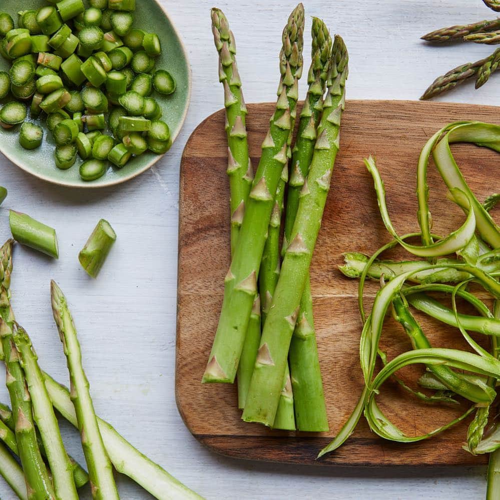 ジェイミー・オリヴァーさんのインスタグラム写真 - (ジェイミー・オリヴァーInstagram)「It's back in season, oh yes! Depending on where in the world it's grown, the colour can vary, but British grown asparagus is a gorgeous green. So many ways to enjoy this beautiful vegetable...as a side dish, in pasta, in a traybake, in a frittata....guys I could keep going! So so good, love it.」4月25日 16時30分 - jamieoliver