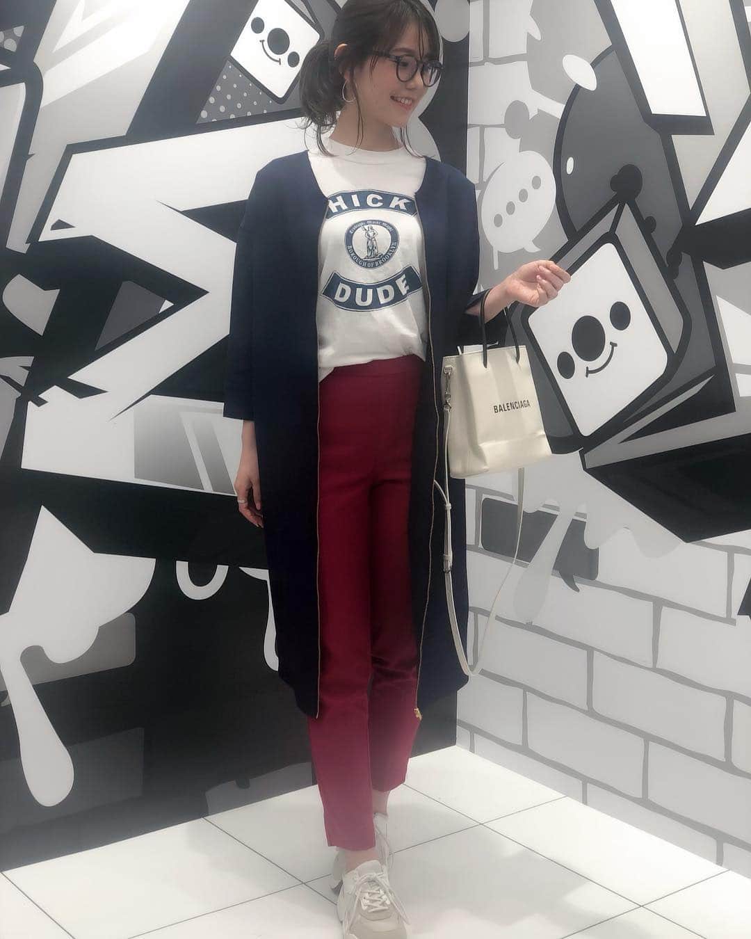 林村ゆかりのインスタグラム：「イチナナオフィス行ってきました❤︎ 新しい取り組みを…🤗 ⠀ ⠀ #ootd coat  bottoms  #edistcloset bag #バレンシアガ shoes #GU  #cordinate #コーデ #春コーデ#selfie #コーディネート#春 #春服 #balenciaga #美容 #美容好き#イチナナライバー#イチナナ#ライバー#selfie #自撮り#セルフィー#カジュアル#カジュアルコーデ #キレイ目カジュアル#きれいめコーデ #きれいめカジュアル」