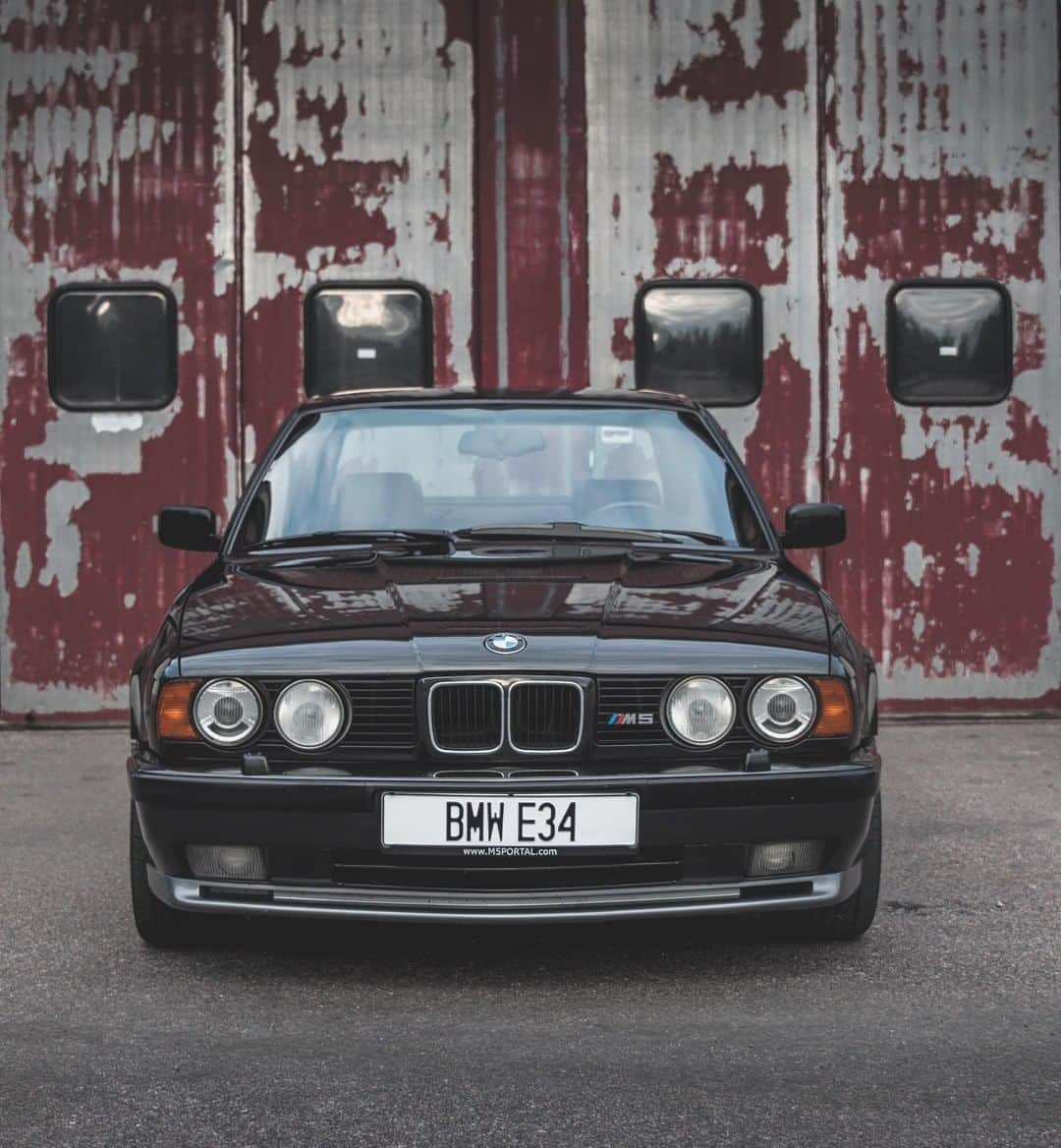 のインスタグラム：「Sometimes you can find treasure in places you have never thought of. The second generation of the BMW M5 Sedan. #BMWRepost @lojdstrom @herikssonphoto #BMW #M5 #BMWClassic」