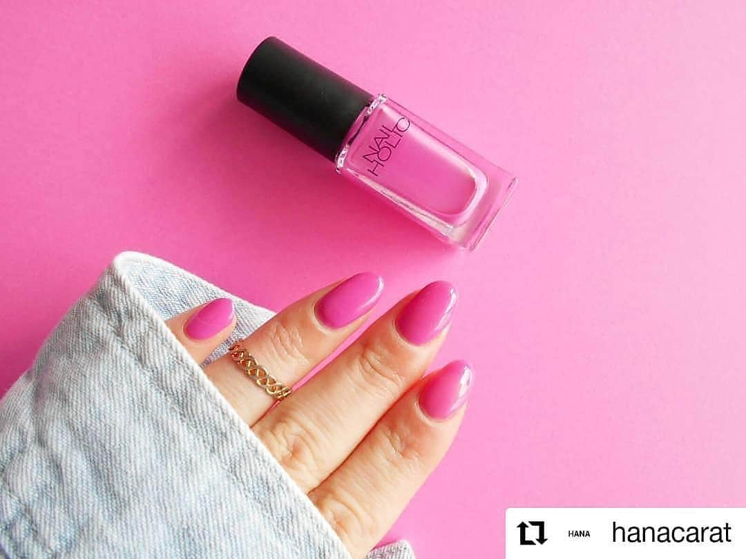 NAIL HOLICさんのインスタグラム写真 - (NAIL HOLICInstagram)「​⠀ 今回は @hanacarat さまの投稿をRepostさせていただきます！⠀ ⠀ ネイルホリック【PK823】を使用したワンカラーネイル💖⠀ デニム生地と青みピンクの相性がピッタリですね！⠀ ⠀ 【PK823】は美的 2018年プチプラベストコスメを受賞！⠀ シアーな仕上がりで肌馴染みが良く、発色の良いすみれ色✨⠀ 2度塗りするとピンクさが増してまた違った印象になります！⠀ ⠀ 女の子らしいピンクの指先で、春のファッションを楽しみましょう♪⠀ ⠀ #nailholic #nailholic_kose #kose #セルフネイル #repost ⠀ ⠀ ・・・⠀ ♥ . NAILHOLIC PK823 . 発色良くて ぴんく好きにはたまらない お気に入りが増えた♡ . ネイルホリック 全175色+限定色 カラーバリエーション豊富 塗りやすくて速乾 プチプラなのがいい . カラーも沢山あるから お気に入りと出会える . . _________________________ @nailholic_kose . . 💜💛💚💙❤💎 . . ♡♡♡♡♡♡♡ #kose #nailholic_kose #selfnail #nail #nails #mynail #instanail #nailphoto #nailart #nailpost #mery #locari #ネイルホリック #セルフネイル #ポリッシュ #プチプラポリッシュ #マニキュア #コスメ #オフィスネイル #네일 #매니큐어 #셀프네일 #뷰티 #뷰티스타그램 #뷰티인스타그램」4月25日 17時00分 - nailholic_kose