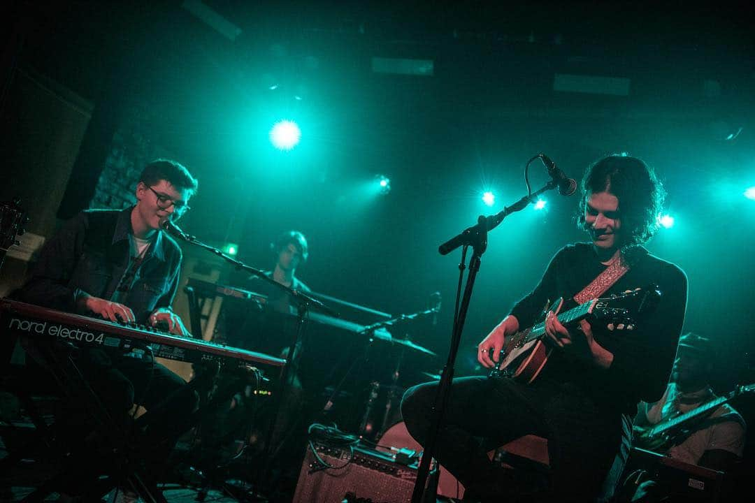 ジェームズ・ベイさんのインスタグラム写真 - (ジェームズ・ベイInstagram)「What a joy to join my good friend @kevinogarrett onstage at his sold out @omearalondon show last night. Always great to hang. Much love to you man x 📷 @jpboardman」4月25日 17時01分 - jamesbaymusic