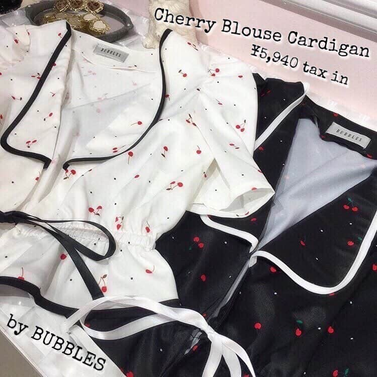 BUBBLESさんのインスタグラム写真 - (BUBBLESInstagram)「ㅤㅤㅤㅤㅤㅤㅤㅤㅤㅤㅤㅤㅤ 🍒BUBBLES CHERRY SERIES🍒 ㅤㅤㅤㅤㅤㅤㅤㅤㅤㅤㅤㅤㅤ 襟付きのブラウス型が可愛い❤︎ 今の時期マストなチェリー柄のカーディガン😘💕 パンツやミニ丈のスカートなど、どんなボトムスとも相性🙆‍♀️✨ さりげないパイピングの配色で、コーディネートがグッと引き締まるよ💋 ㅤㅤㅤㅤㅤㅤㅤㅤㅤㅤㅤㅤㅤ ㅤㅤㅤㅤㅤㅤㅤㅤㅤㅤㅤㅤㅤ 【チェリーブラウスカーディガン】 ￥5,940 color : black/white http://www.sparklingmall.jp/fs/sparklingmall/BS60905 ______________________________________________ #bubblestokyo #bubbles_shibuya #bubblessawthecity #bubbles  #fashion #style #bubbles_BS60905」4月25日 17時11分 - bubblestokyo