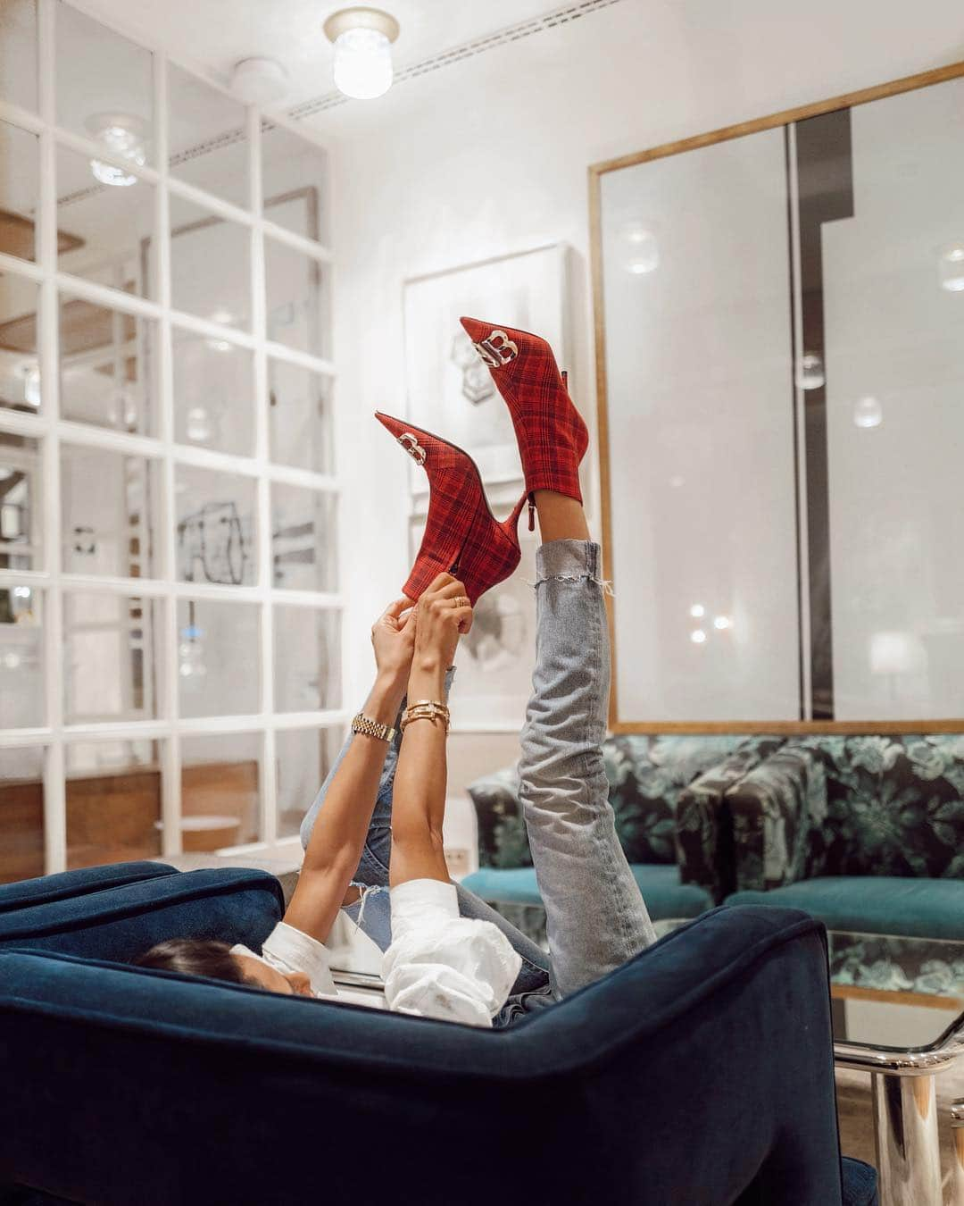 Tamara Kalinicさんのインスタグラム写真 - (Tamara KalinicInstagram)「Dont tell me you dont put your boots on like this? #theshoeclub @mytheresa.com #ad」4月25日 17時04分 - tamara