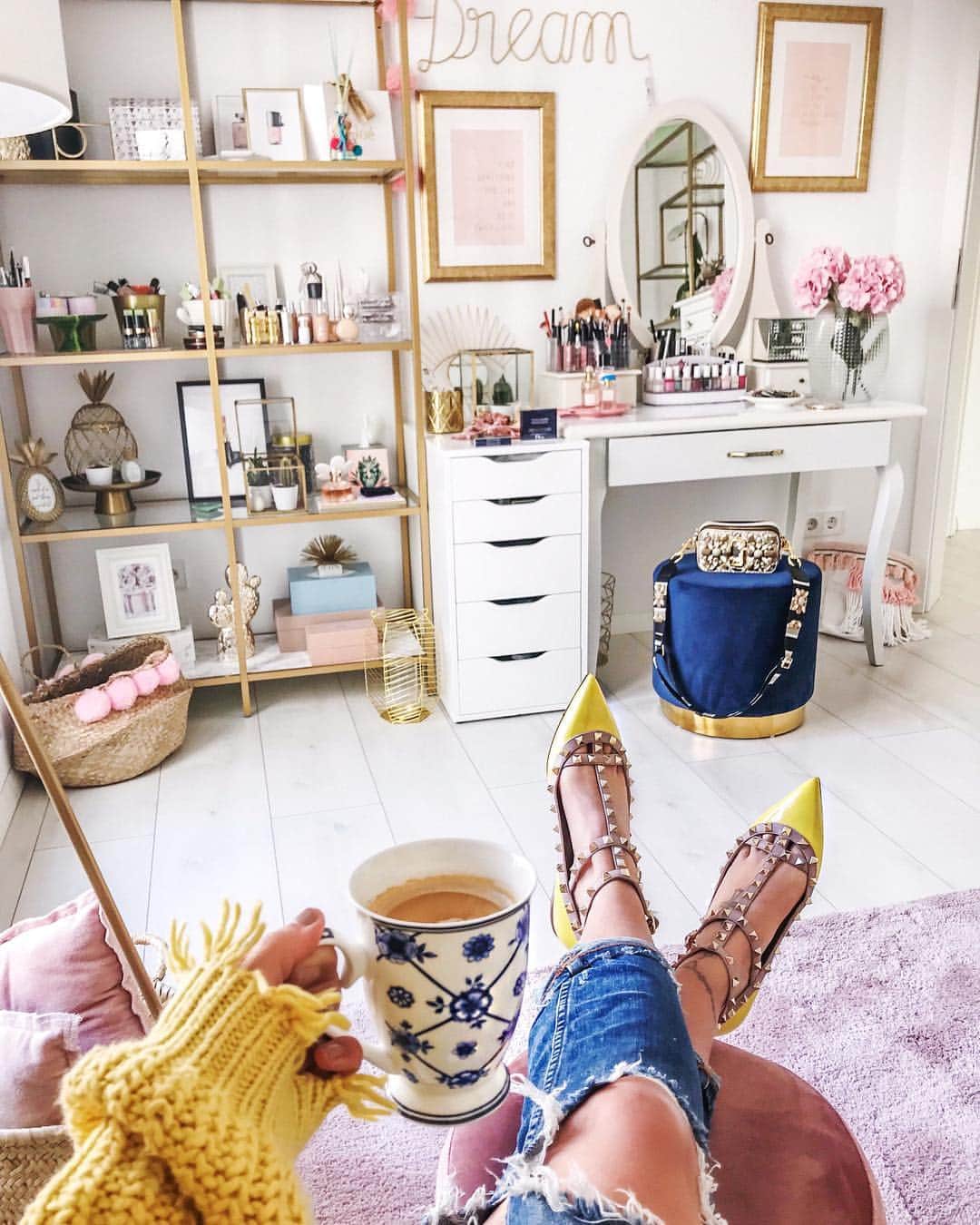 Anniさんのインスタグラム写真 - (AnniInstagram)「Good Morning ☀️✨💙 Time for Coffee round no. 3 😎 *Anzeige //✨🌸👩🏻‍💻☕️ ——————————————————————————— • • • •  #house #wirbaueneinhaus #interior #blogger #inspiration #haus #house #americanstyle #fashionblogger #fashionblogger_de #blogger #inspo #girl #me #vanity #schminktisch #glitter #pink #gold #mywestwingstyle #ikea #depot_online #maisondumonde #liketkit #tumblr #valentino」4月25日 17時10分 - annaleacosta