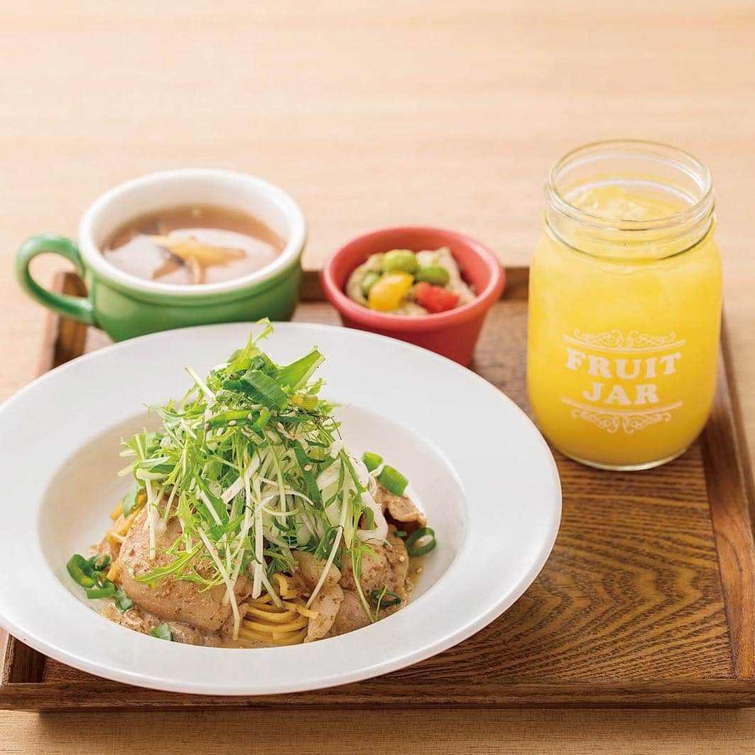 ハレノヒのインスタグラム：「【野菜たっぷりごま豚しゃぶ生パスタ🍝】 (る)ハレノヒでは野菜もしっかりとれて、ゴマ香る豚しゃぶ生パスタを提供中です🍝 もちもち生パスタとゴマだれの相性は抜群✨ しっかり野菜もとれるので、バランスの良い食事ができちゃいます😁 . #ハレノヒ#ルミネエスト新宿#ごはん#生パスタ#豚しゃぶ#ゴマだれ#カフェ#さっぱりパスタ#カフェメニュー#もちもち生パスタ#cafe#cute#harenohi#tokyo#shinjuku#lumineest#food#pasta」