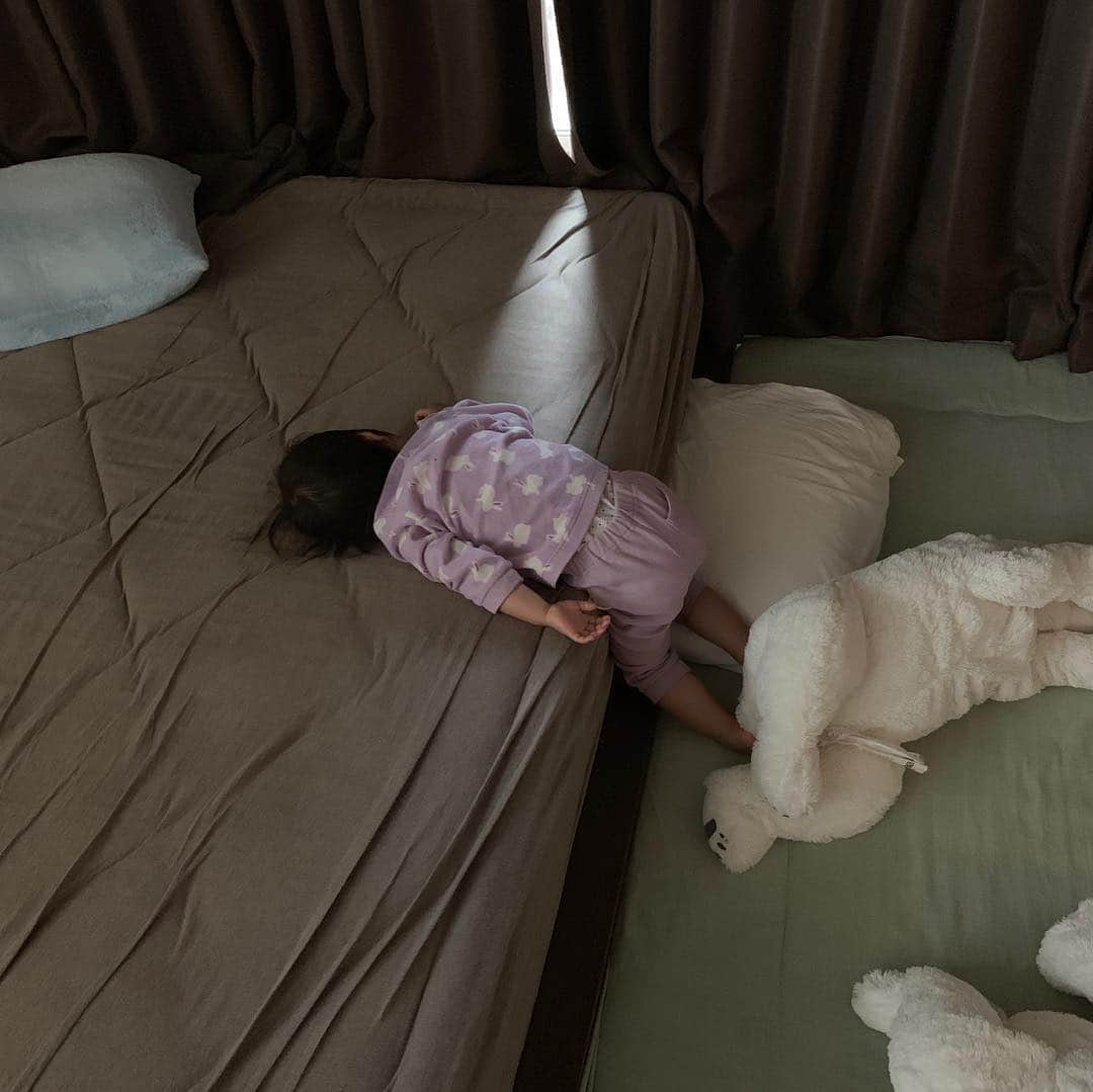 鈴木桂治さんのインスタグラム写真 - (鈴木桂治Instagram)「下の子の寝相は天下一品です #極めてる寝 #下半身の疲れとります寝 #腰痛くならない寝 #suzukifamily」4月25日 8時22分 - gk.kizuna